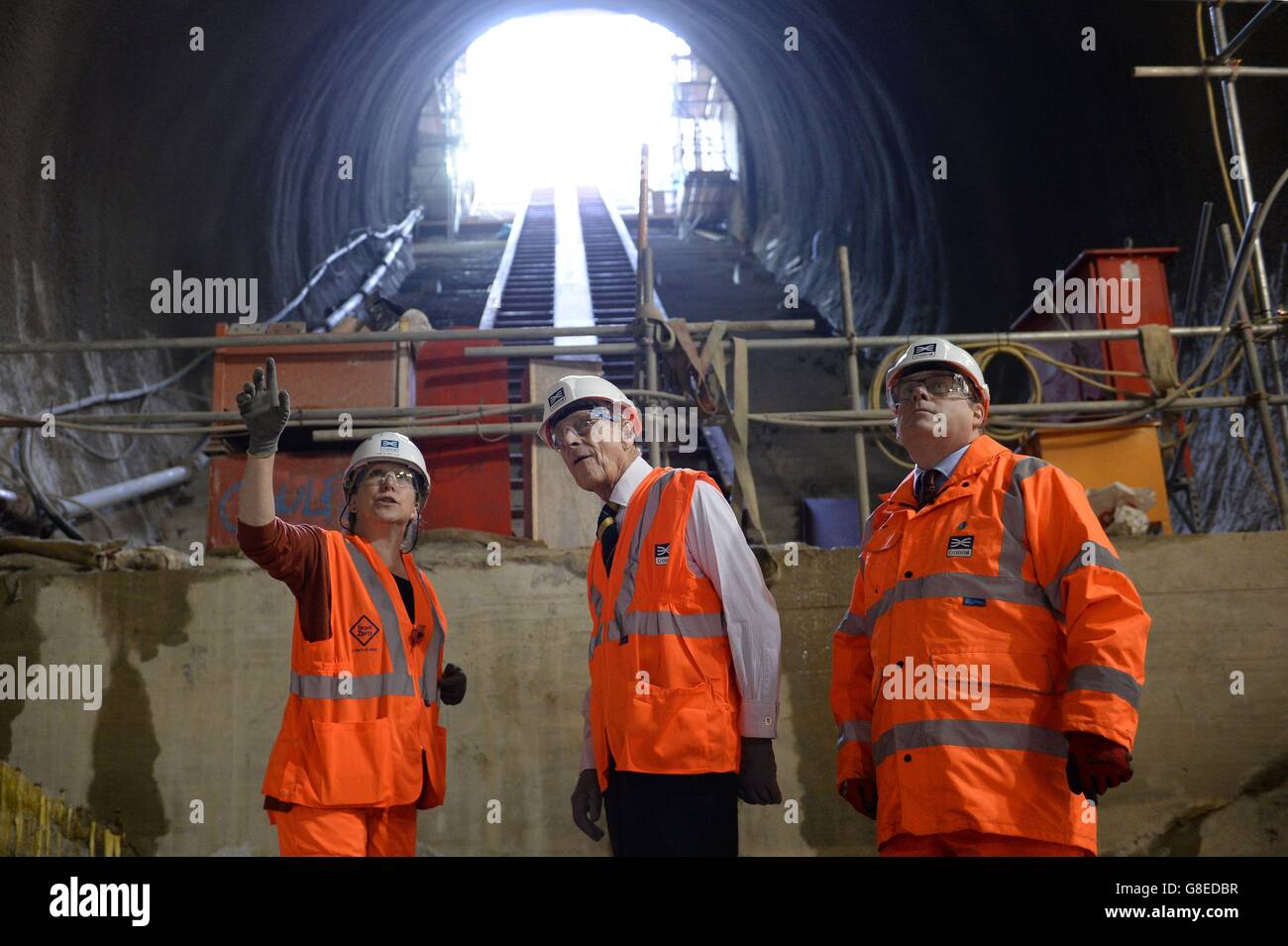 Der Duke of Edinburgh wird von Crossrail Chief Executive Andrew Wolstenholme (rechts) und Project Manager Linda Miller in der neuen Crossrail-Station gezeigt, die 30 Meter unterhalb von Farringdon in London Gestalt annimmt. Stockfoto