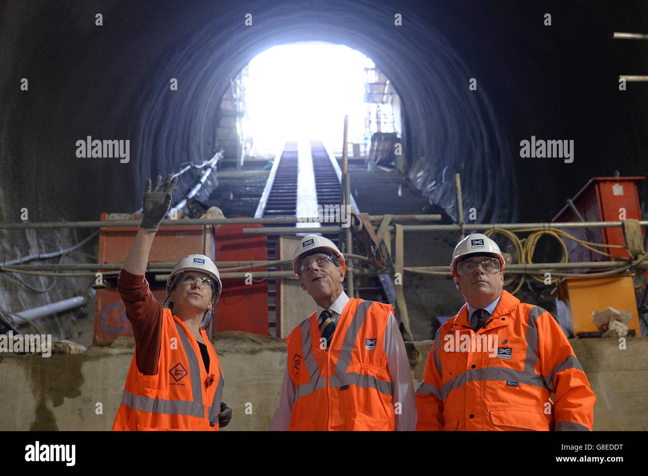 Der Duke of Edinburgh wird von Crossrail Chief Executive Andrew Wolstenholme (rechts) und Project Manager Linda Miller in der neuen Crossrail-Station gezeigt, die 30 Meter unterhalb von Farringdon in London Gestalt annimmt. Stockfoto