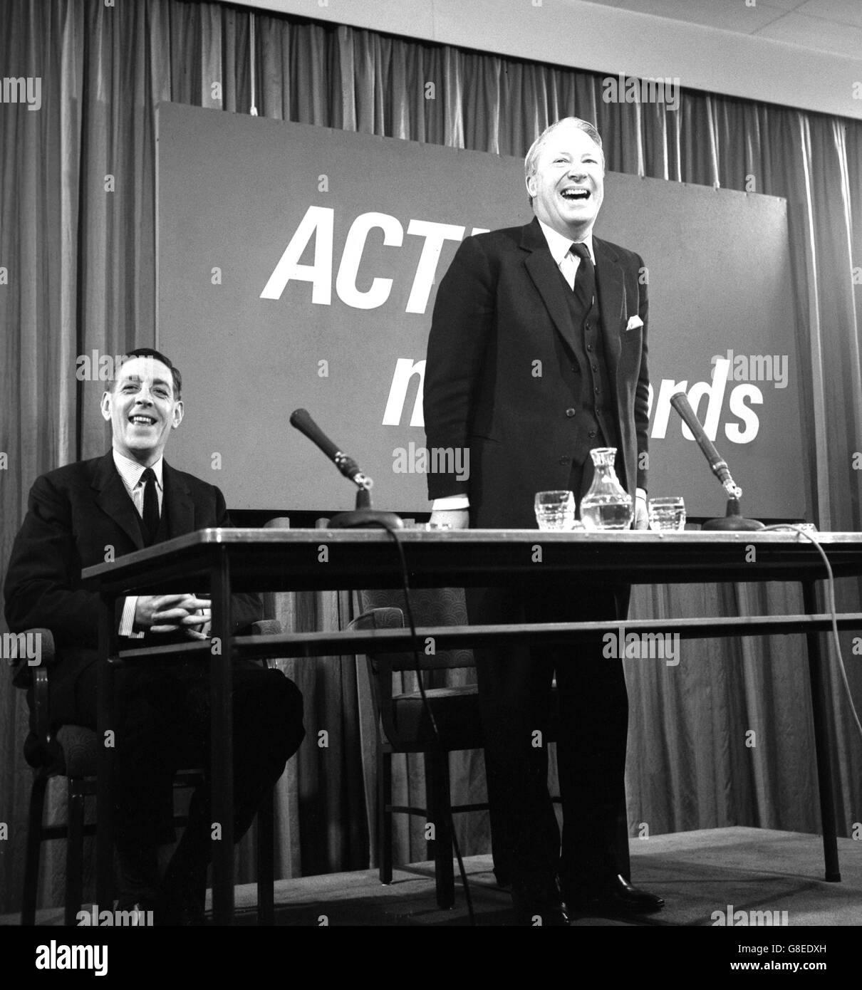 Der konservative Parteivorsitzende Edward Heath eröffnet zusammen mit dem Parteivorsitzenden Edward du Cann seinen Wahlkampf im Konservativen Zentralbüro in London. Stockfoto