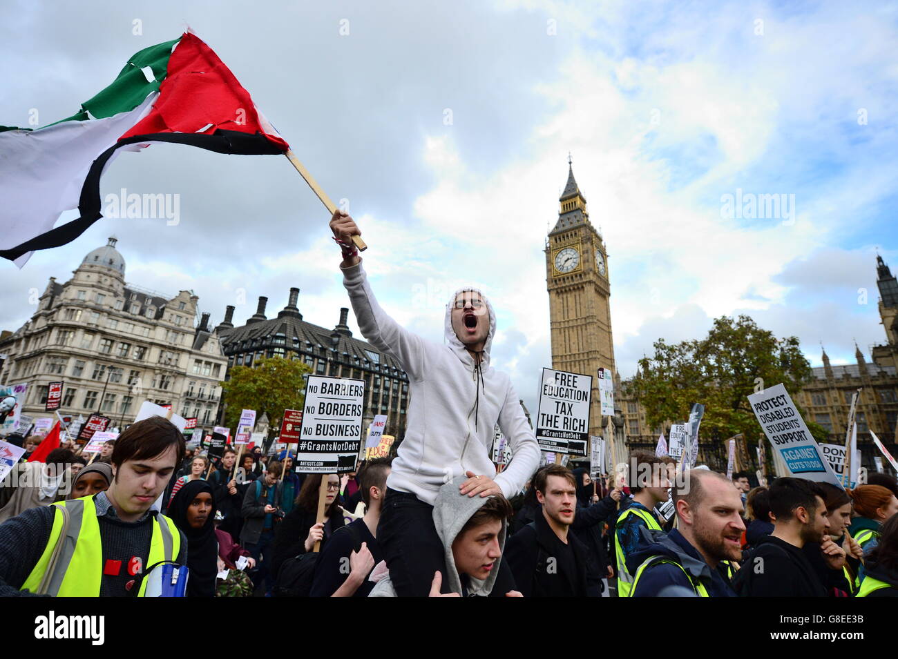 Studenten während eines Protestes, der die Abschaffung der Studiengebühren und ein Ende der Studentenschulden in Westminster, London fordert. Stockfoto