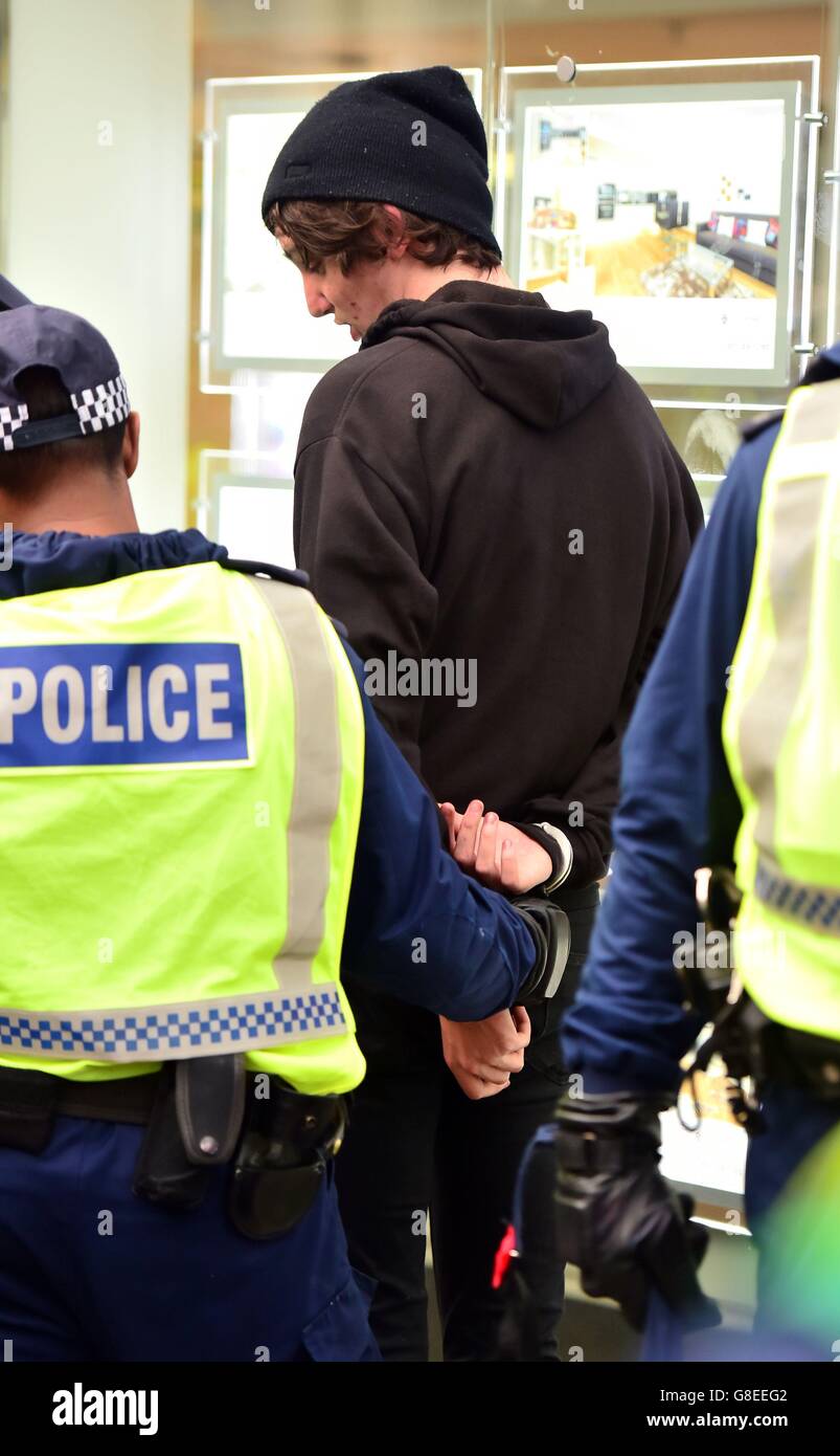Während eines Protestes zur Abschaffung der Studiengebühren und zur Beendigung der Studentenverschuldung in Victoria, London, wird ein Mann von der Polizei festgenommen. Stockfoto