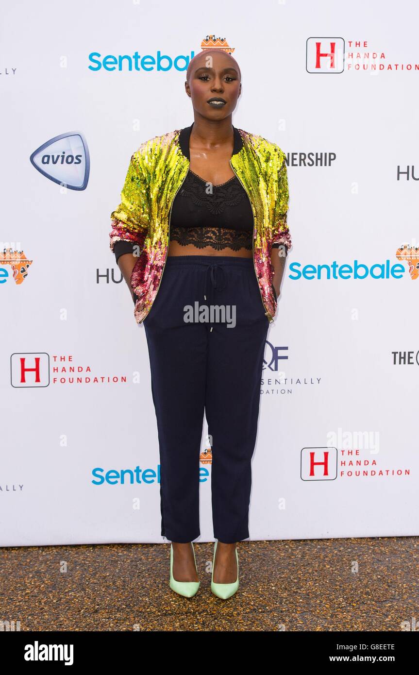 Laura Mvula Teilnahme an einem Konzert, veranstaltet von Prinz Harry Charity Sentebale im Kensington Palace Gardens, London, um Bewusstsein und die Mittel für Jugendliche mit HIV in Afrika südlich der Sahara zu erhöhen. Stockfoto