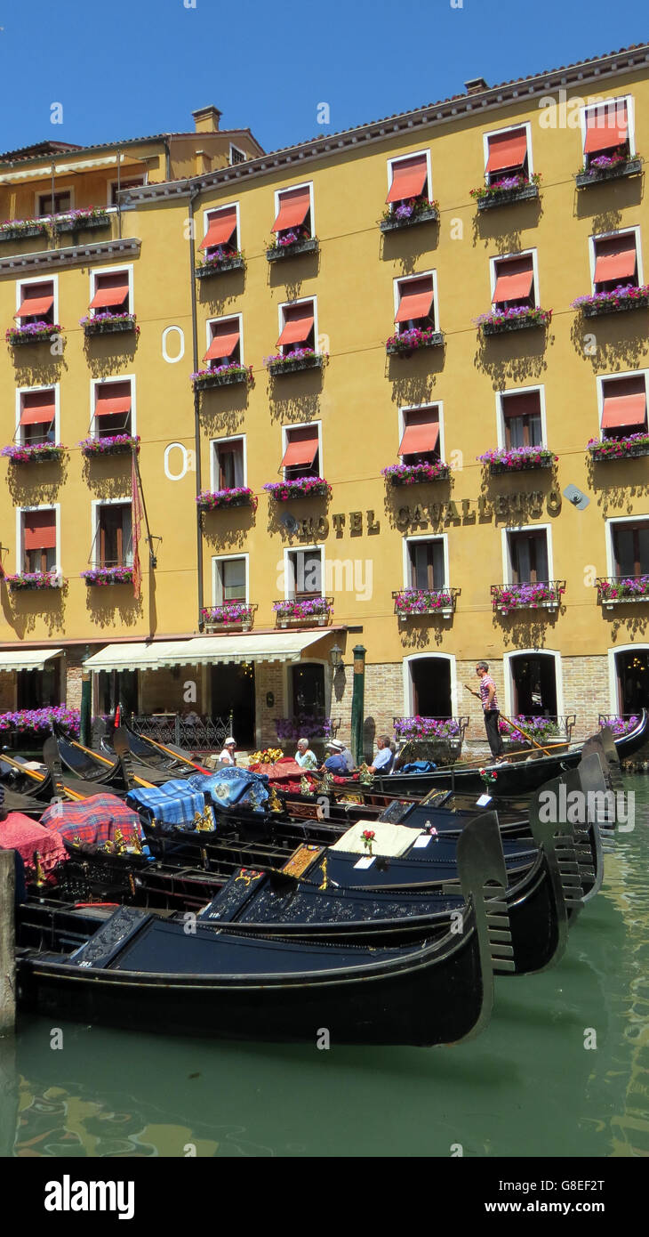 Venedig, Italien. Neben dem Hotel Cavalletto am Canal Grande Gondeln. Foto Tony Gale Stockfoto