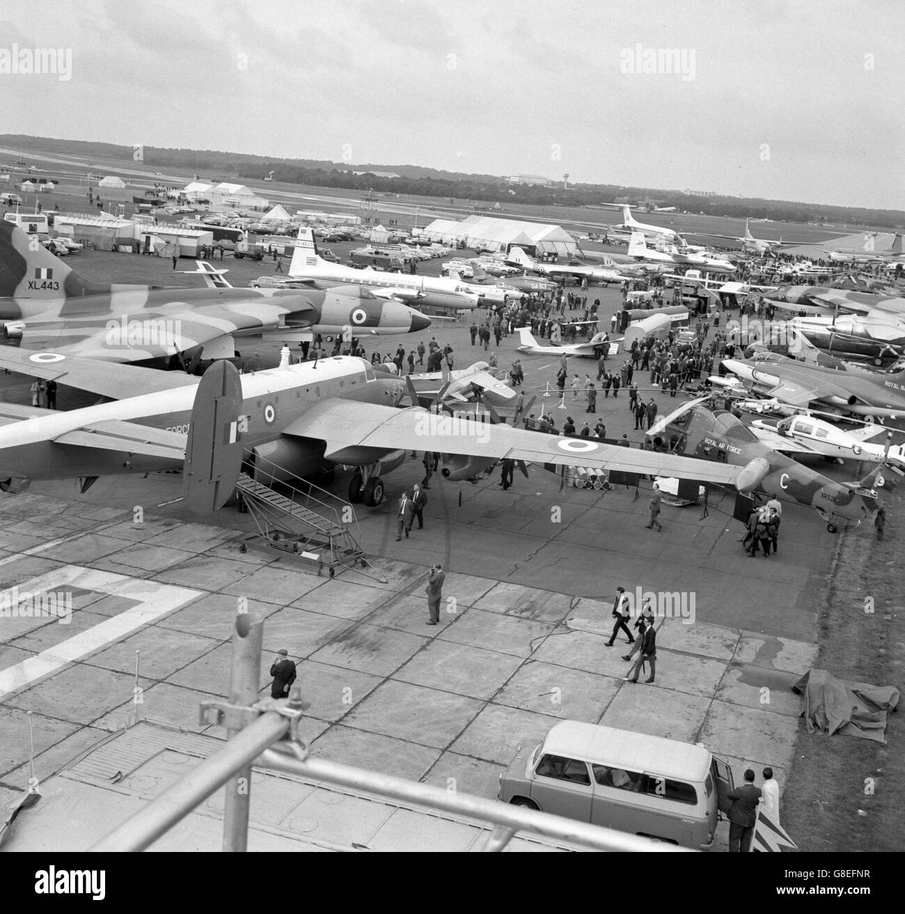 Einige der neuesten Flugzeuge der Welt standen in Farnborough, Hampshire, an, wo heute die Ausstellung der Society of British Aerospace Companies eröffnet wurde. Zum ersten Mal werden ausländische Flugzeuge ausgestellt. Um sich für die Show zu qualifizieren, musste das Flugzeug mit britischen Triebwerken angetrieben werden, einen erheblichen Anteil britischer Ausrüstung tragen und von einem britischen Unternehmen gesponsert werden. Stockfoto