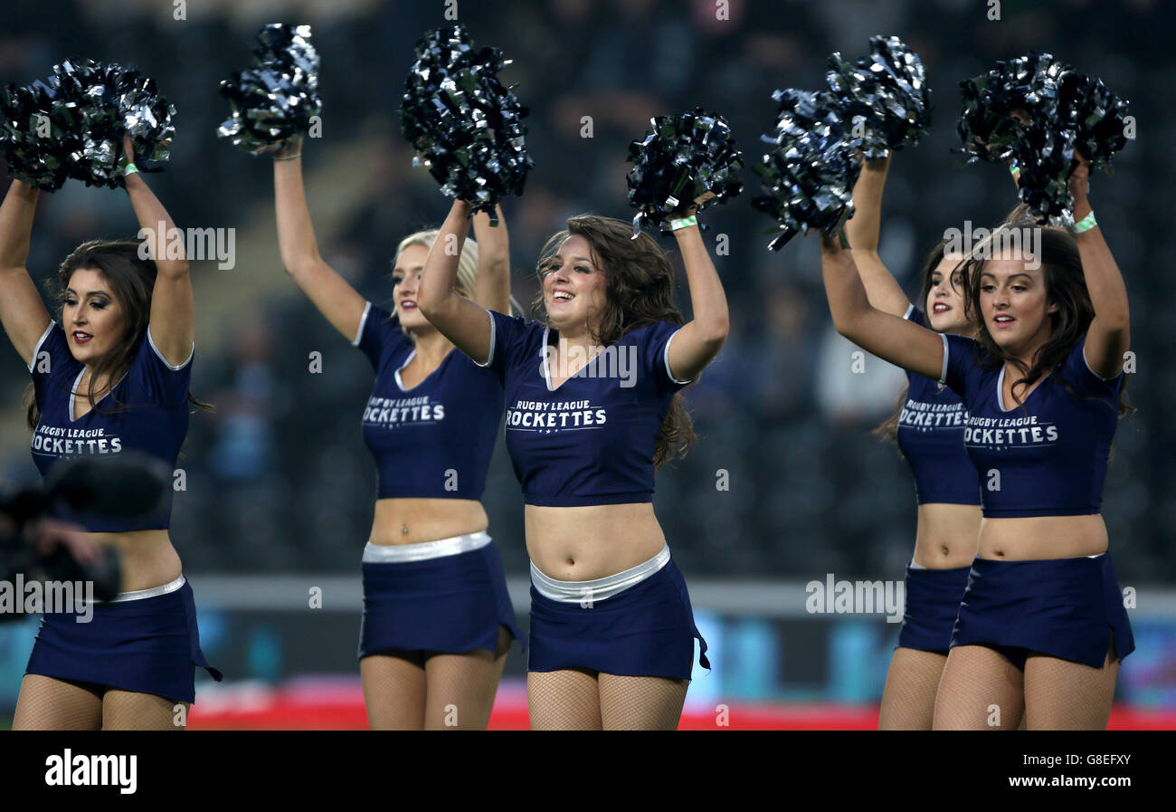 Rugby League - Internationale Testreihe - erster Test - England gegen Neuseeland - KC Stadium. Die Cheerleader der Rugby League Rockettes treten vor dem Spiel für die Fans auf Stockfoto