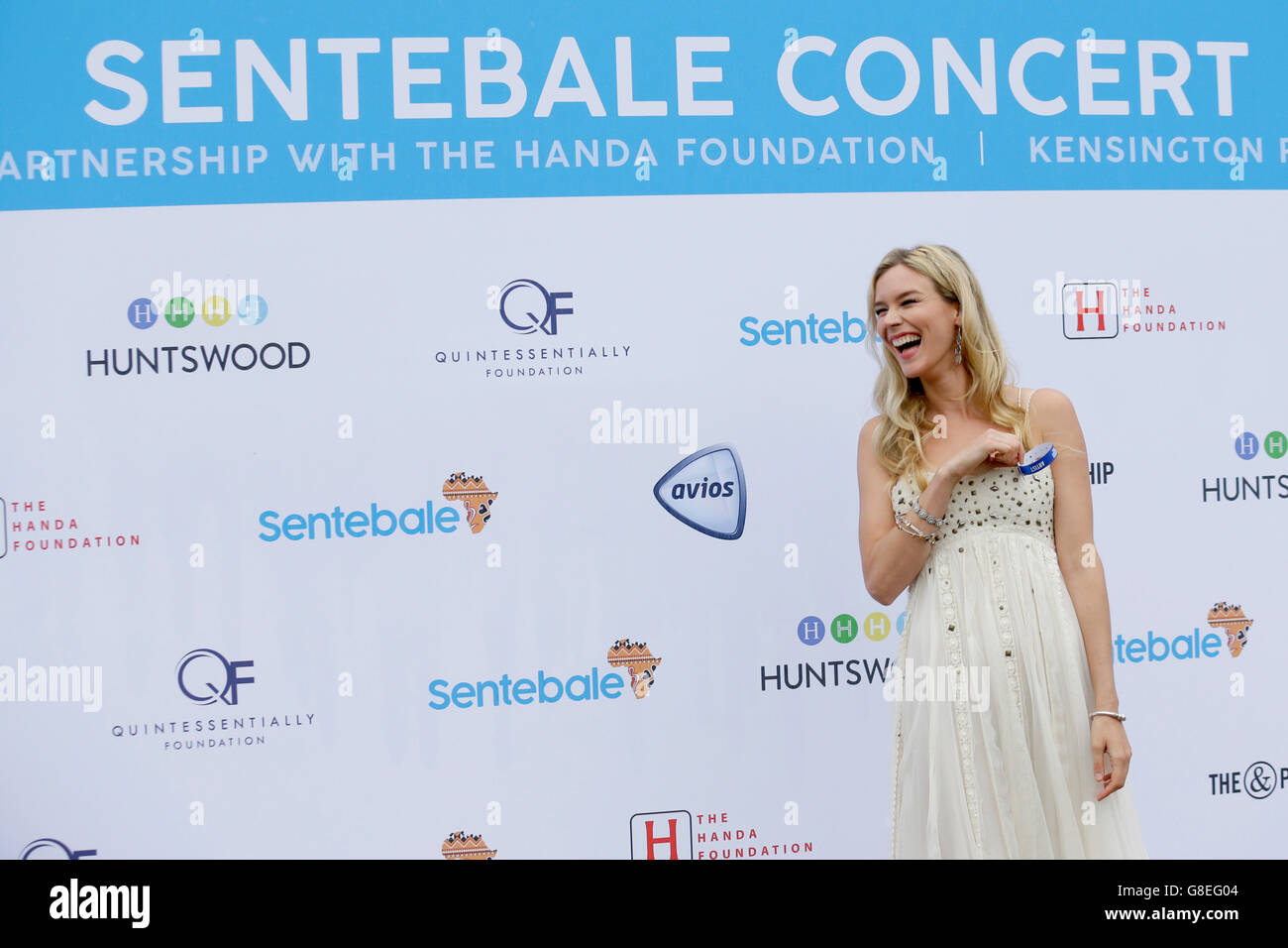Joss Stone, die Teilnahme an einem Konzert, veranstaltet von Prinz Harry Charity Sentebale im Kensington Palace Gardens, London, um Bewusstsein und die Mittel für Jugendliche mit HIV in Afrika südlich der Sahara zu erhöhen. Stockfoto