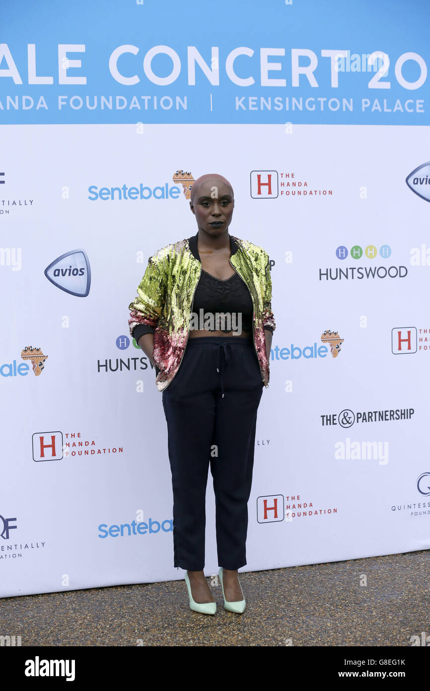 Laura Mvula Teilnahme an einem Konzert, veranstaltet von Prinz Harry Charity Sentebale im Kensington Palace Gardens, London, um Bewusstsein und die Mittel für Jugendliche mit HIV in Afrika südlich der Sahara zu erhöhen. Stockfoto