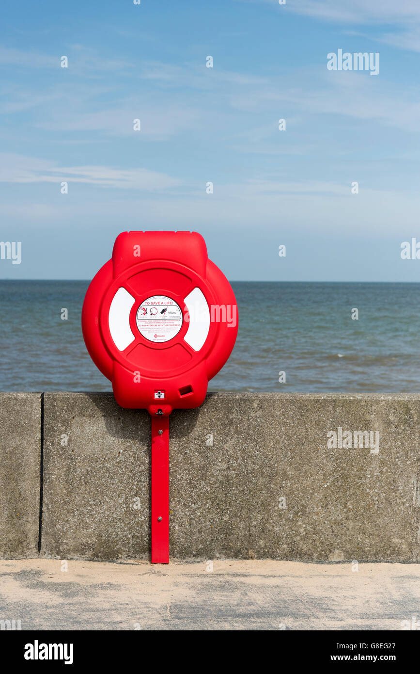 Ein Lifebouy auf dem Deich am Walton am Naze an der Nordsee-Küste im Vereinigten Königreich Stockfoto