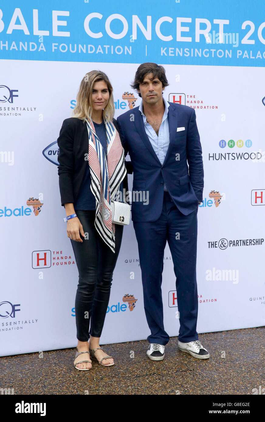 Delfina Blaquier und Nacho Figueras, die Teilnahme an einem Konzert, veranstaltet von Prinz Harry Charity Sentebale im Kensington Palace Gardens, London, um Bewusstsein und die Mittel für Jugendliche mit HIV in Afrika südlich der Sahara zu erhöhen. Stockfoto