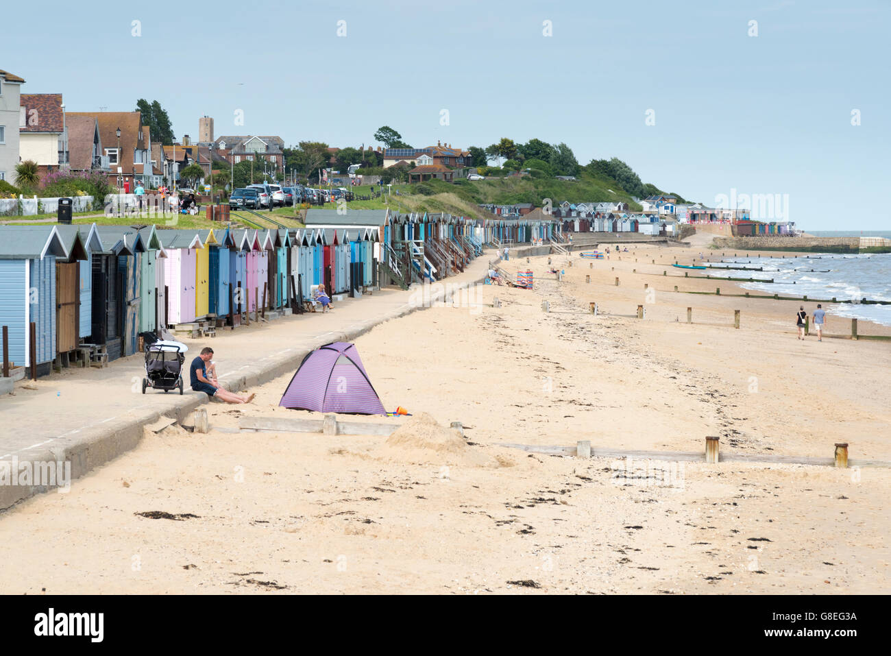 Umkleidekabinen am Strand von Walton auf Naze an der Ostküste des Vereinigten Königreichs Stockfoto