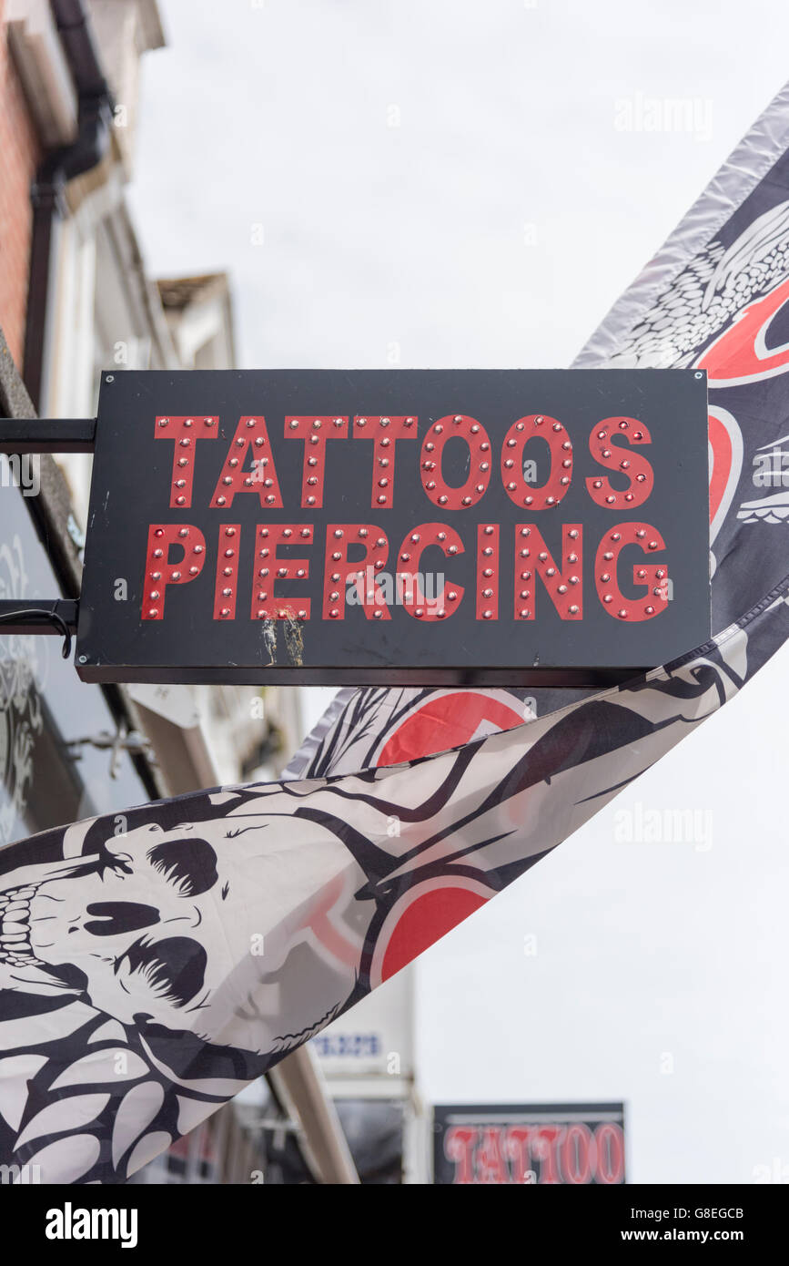 Ein Zeichen für ein Tattoo und piercing Stube Stockfoto