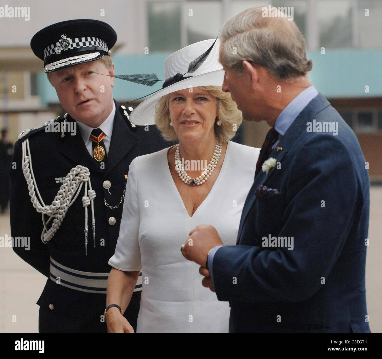 Der Prinz von Wales und die Herzogin von Cornwall werden vom Metropolitan Police Commissioner Sir Ian Blair (links) vor einem Gedenkgottesdienst für Polizisten begrüßt, die im Dienst getötet wurden. An das Leben der 650 Polizisten und Mitarbeiter, die während der 176-jährigen Geschichte von Scotland Yard im Dienst gestorben sind, wird beim Gedenkgottesdienst erinnert. Stockfoto