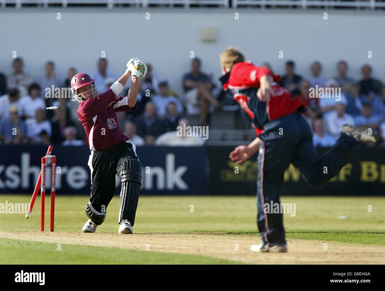 Damien Wright, der Schlagmann von Northamptonshire Steelbacks, wird für 13 Läufe von Somerset-Bowler Gareth Andrew sauber gekillt. Stockfoto