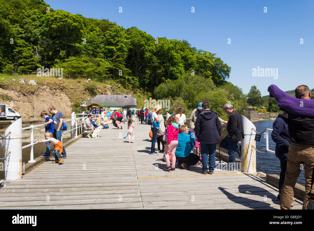 Passagiere sammeln auf Ullswater Steamers Pooley Bridge Pier, Cumbria, bereit für die 13:55, Glenridding Segeln. Ullswater Dampf Stockfoto