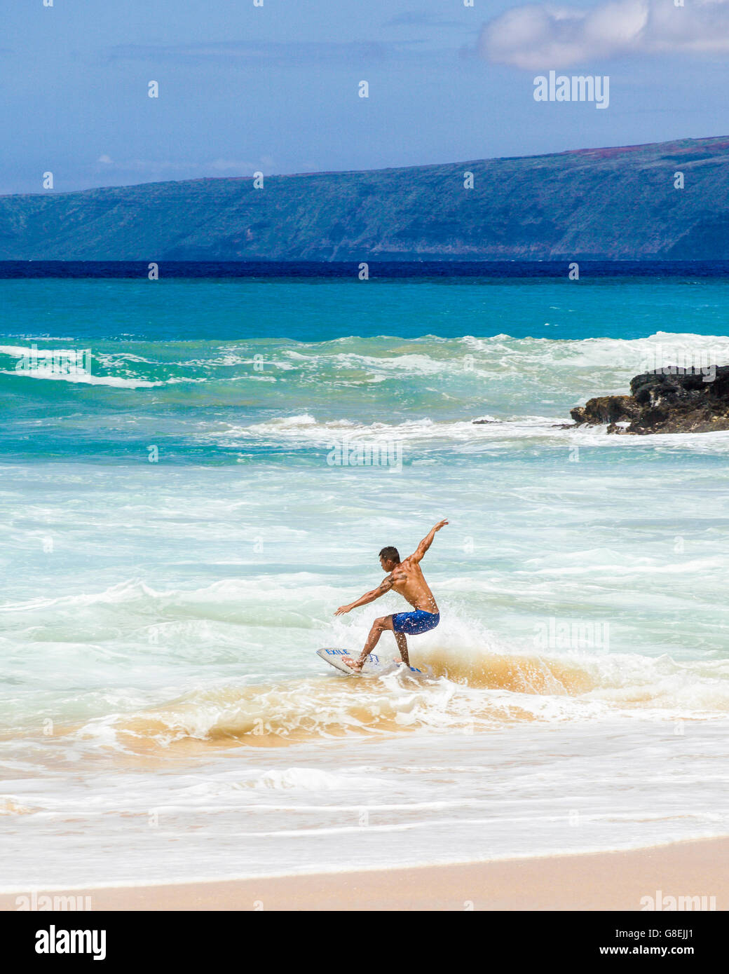 Skimboarder am großen Strand im Makena State Park Stockfoto