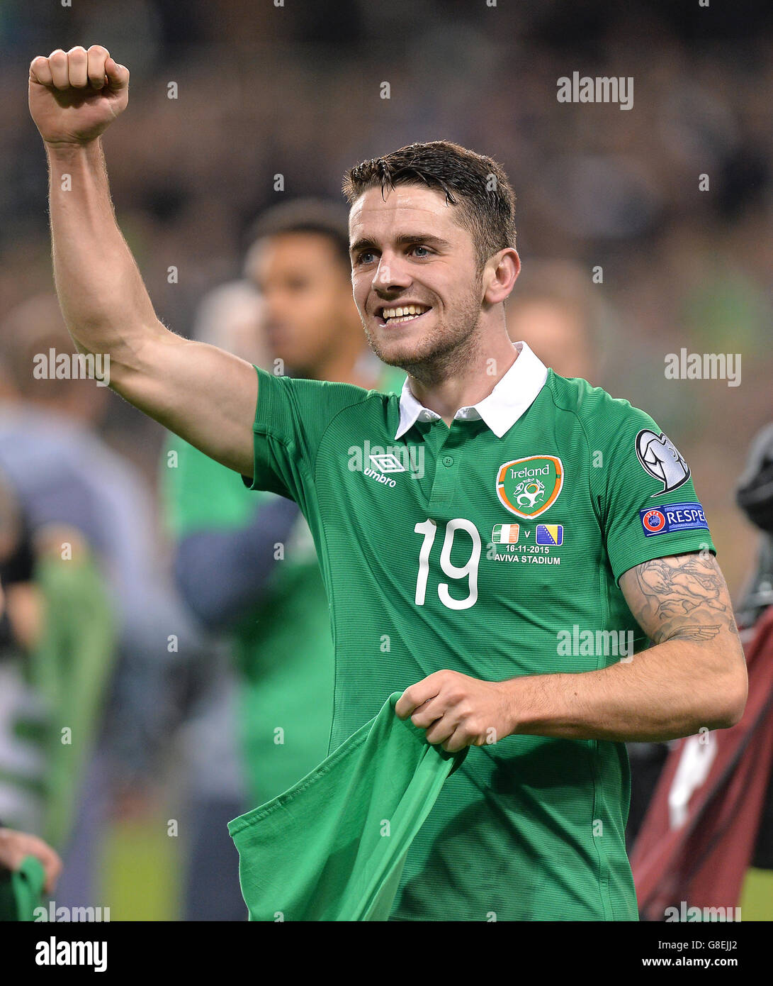 Robert Brady, Irlands Republik, feiert die Qualifikation während der zweiten Etappe des UEFA Euro 2016 Qualifying Playoff im Aviva Stadium, Dublin. Stockfoto