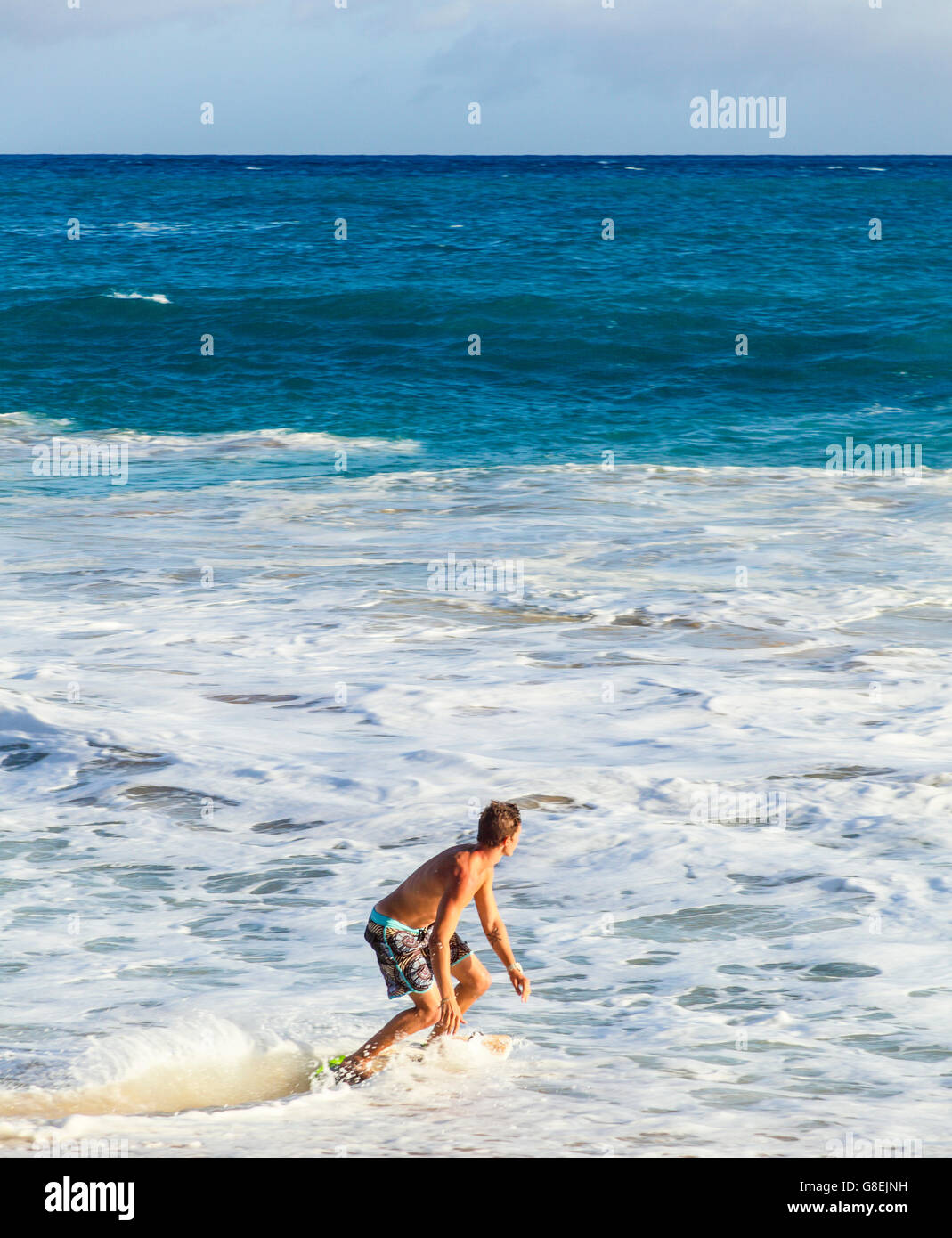 Skimboarder am großen Strand im Makena State Park Stockfoto