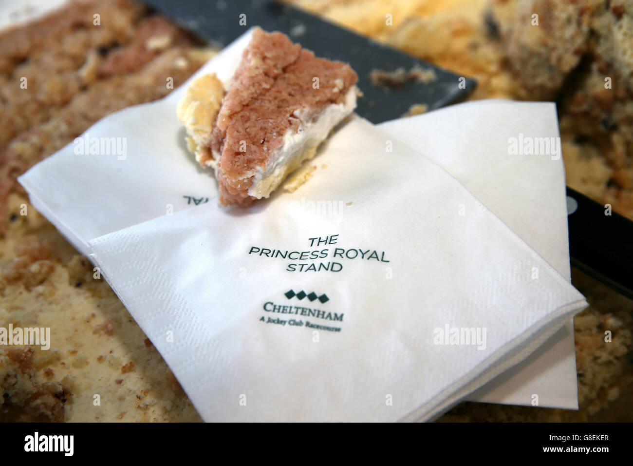 Cheltenham Races - The Open - Tag 1. Detail der Torte nach dem Vorbild der königlichen Prinzessin Tribüne, nachdem sie für Rennfahrer geschnitten wurde Stockfoto