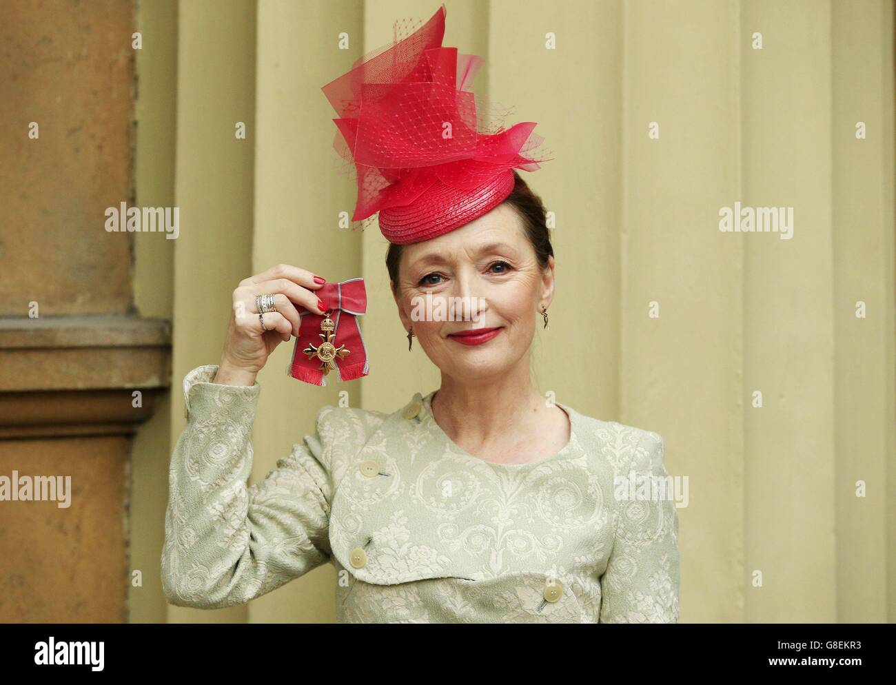 Actrress Lesley Manville, nachdem sie erhielt eine OBE von der Herzog von Cambridge während einer Investitur Zeremonie im Buckingham Palace, London. Stockfoto