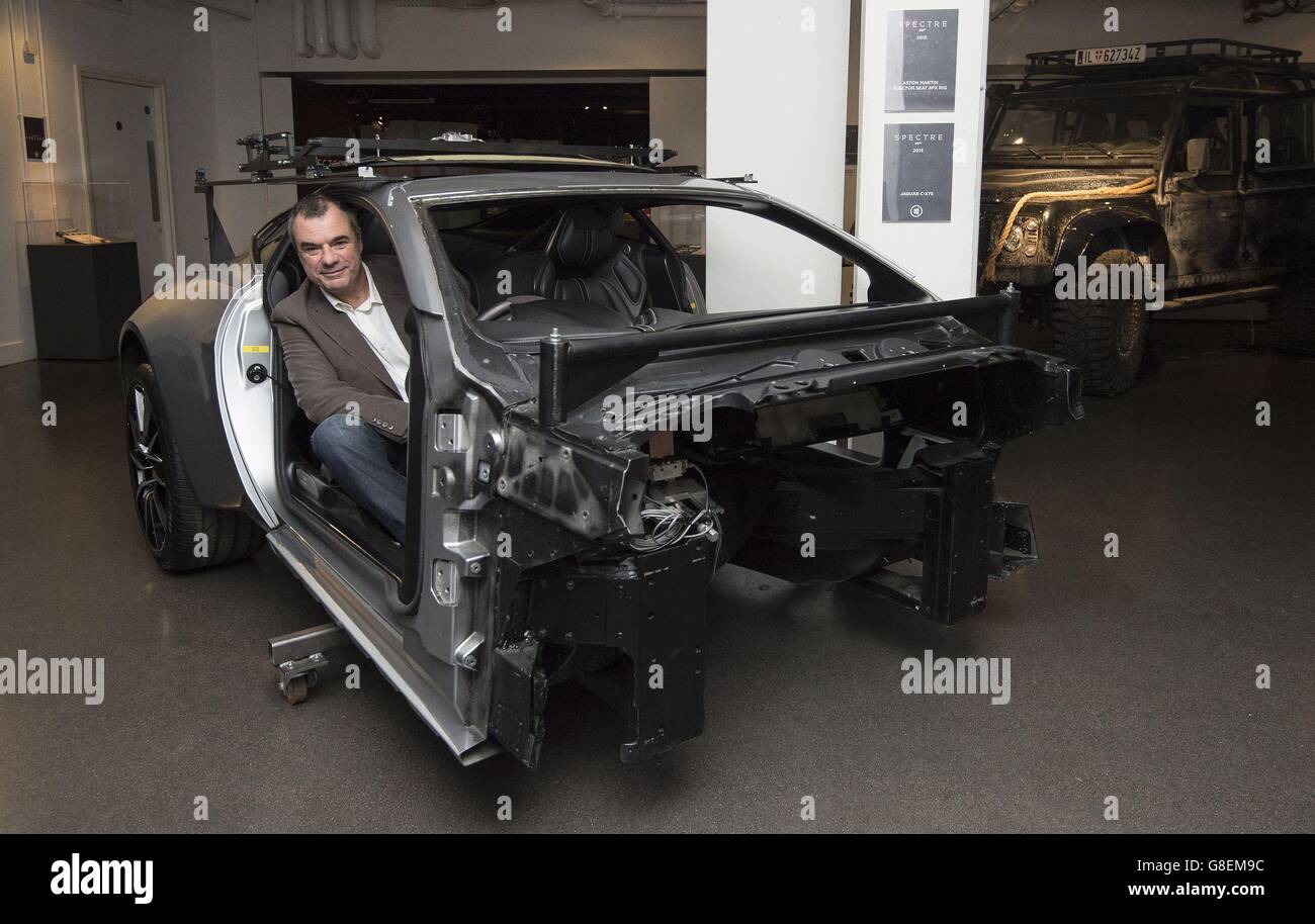 Der Special Effects Coordinator Christopher Corbould sitzt während der Pressevorstellung der Autos von Spectre, die an der Bond in Motion-Ausstellung im London Film Museum in London teilnehmen, im Ejektorsitz des Aston Martin. Stockfoto