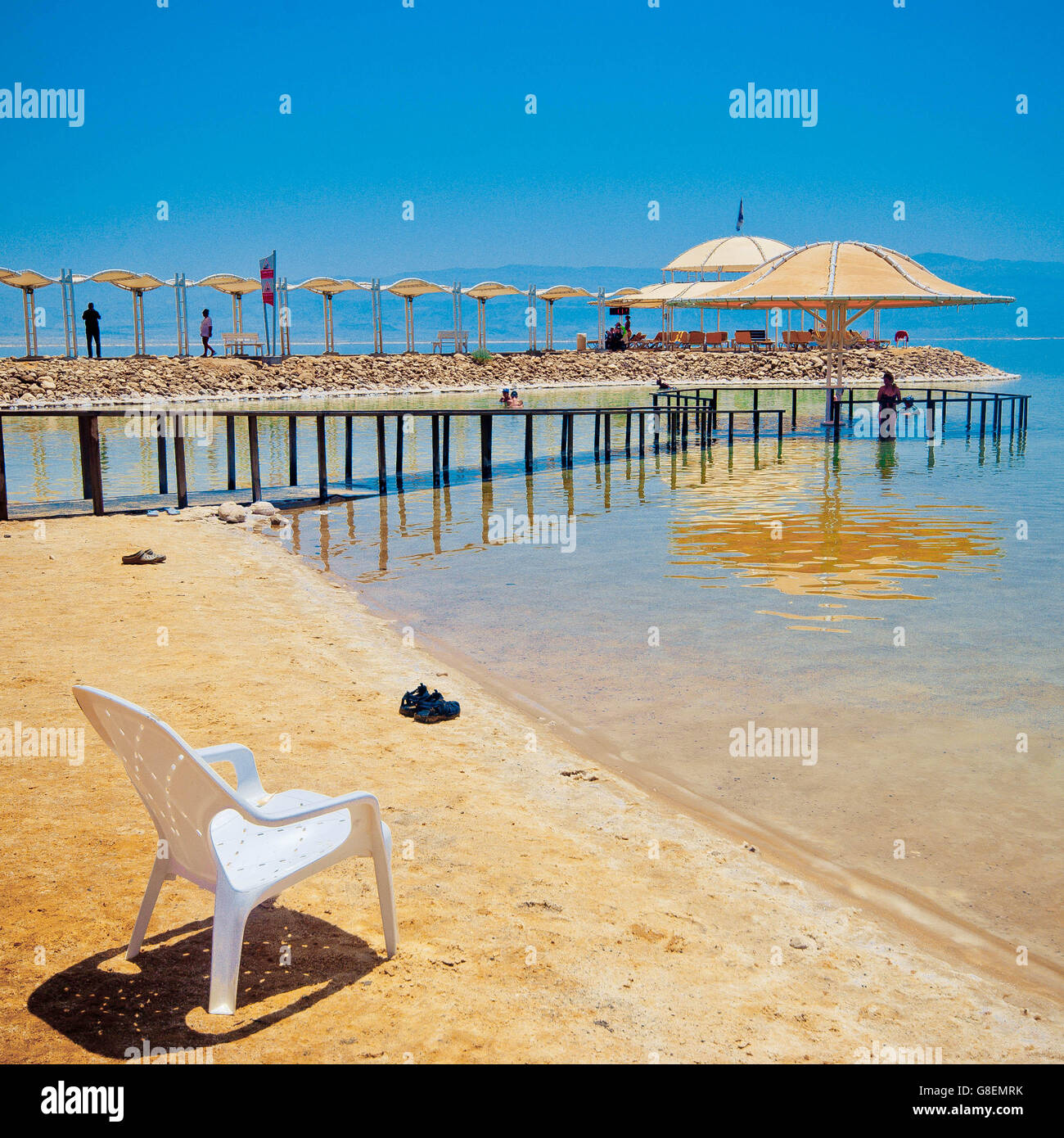 Der Stuhl am Ufer des Toten Meeres in Israel. Stockfoto