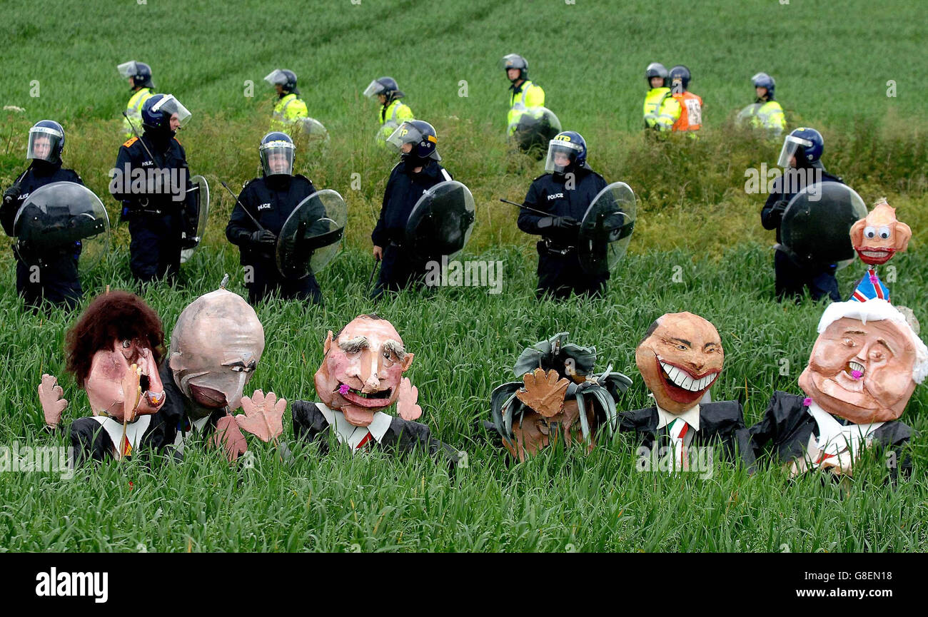 Bildwerke der G8-Führer stehen auf einem Feld in der Nähe von Gleneagles nach Gefeilschen zwischen Polizei im Bereitschaftstrack und Protestgruppen. Stockfoto