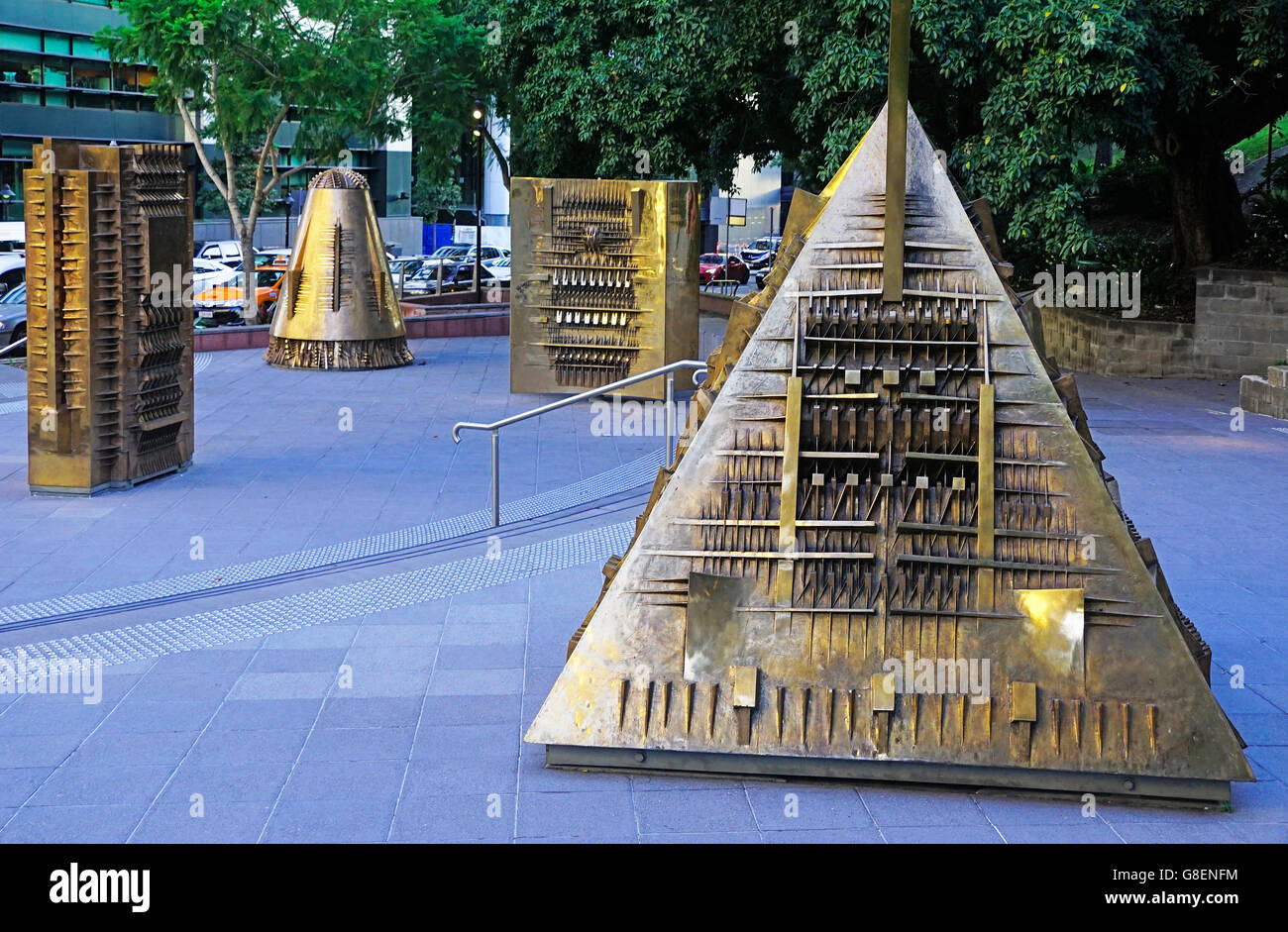 Künstler Arnaldo Pomodoro Formen des Mythos (Forme del Mit) Bronze-Skulpturen in Brisbane. Stockfoto
