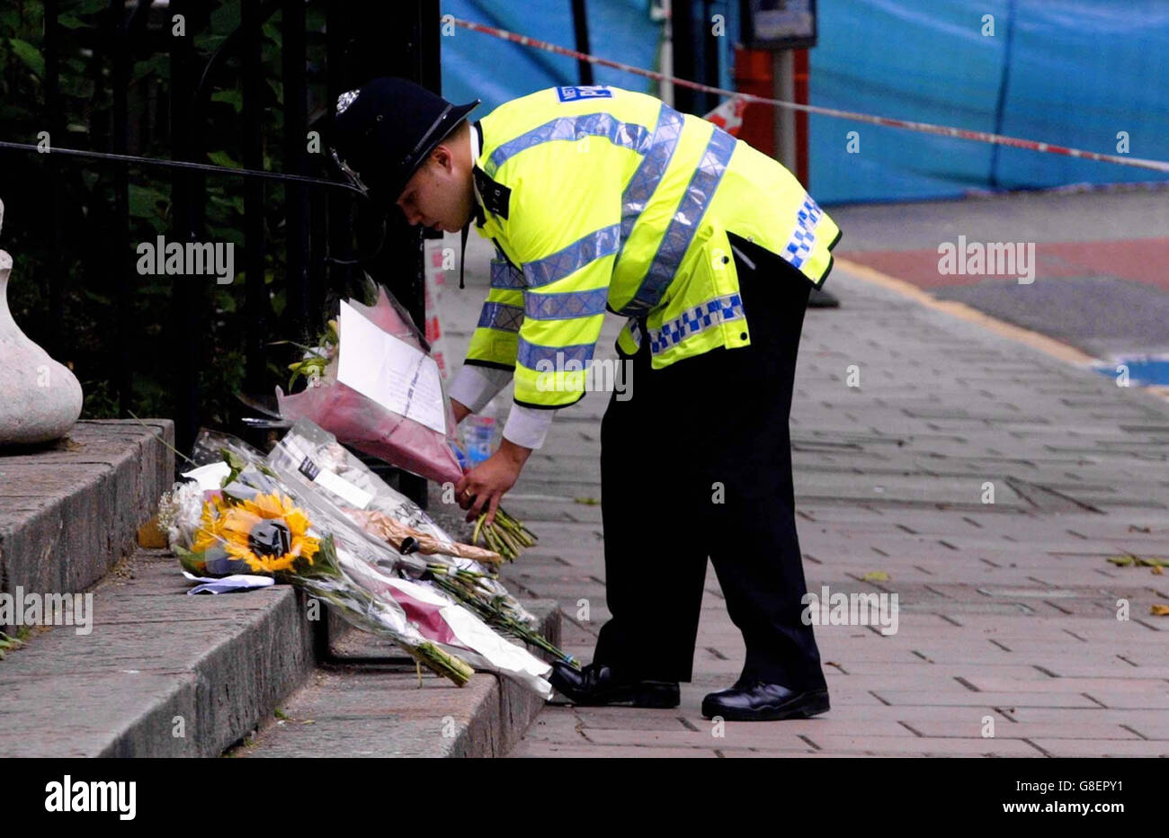 Ein Polizeibeamter legt am Woburn Place, in der Nähe der gestrigen Bombenexplosion auf dem Tavistock Square, Blumen nieder. Stockfoto