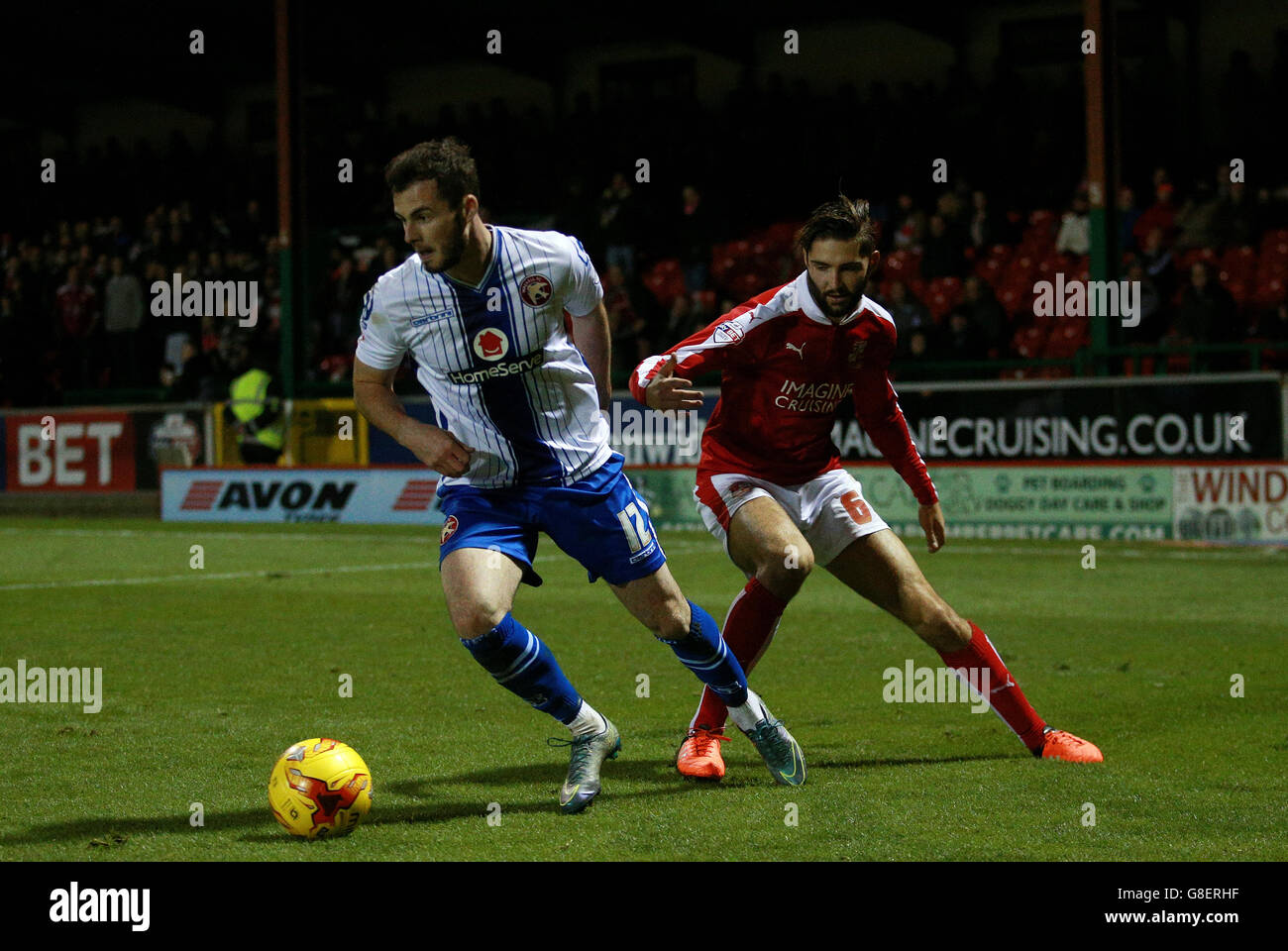 Wallsall's Anthony Forde kommt während des Sky Bet League One Matches im County Ground, Swindon, vom Jordan Turnbull von Swindon Town weg. Stockfoto