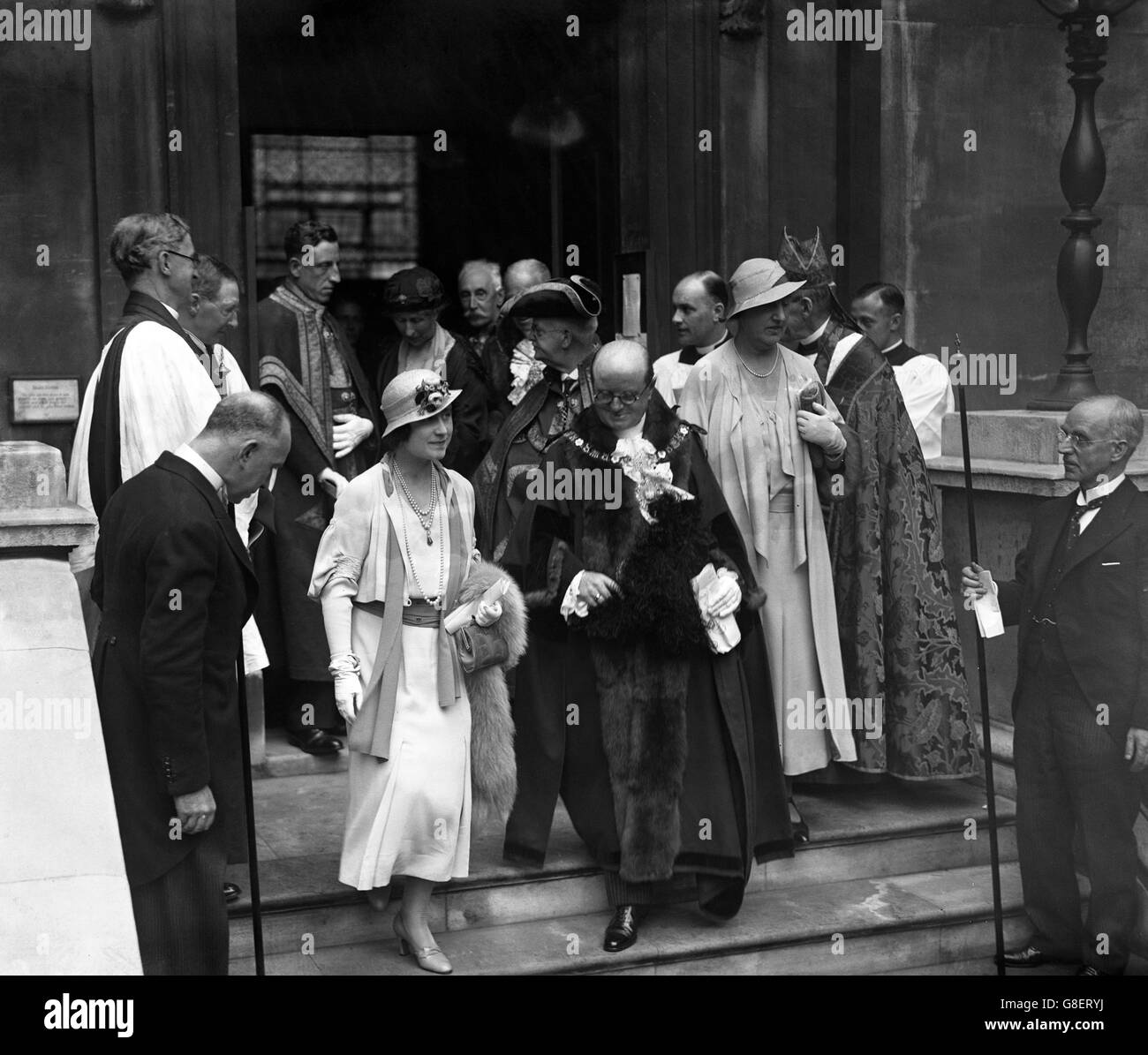 Die Herzogin von York, die vom Oberbürgermeister begleitet wird, verlässt Nichola Cole Abbey, E.C., nach der Einweihung der St Marylebone Housing Association Ltd Stockfoto