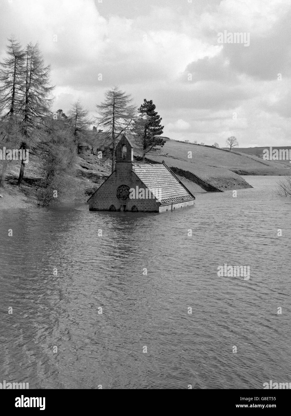 Die kleine Dorfkirche am West End, nahe Pateley Bridge, Yorkshire, verschwindet langsam unter dem Wasser eines Stausees. Das Washburn Valley wurde bei Thruscross aufgestaut, um ein Reservoir für Leeds zu bilden. Mit dem allmählichen Anstieg des Wassers mussten Bauern und Dorfbewohner aus ihren Häusern ziehen. Bald wird die Kirche völlig untergetaucht. Stockfoto