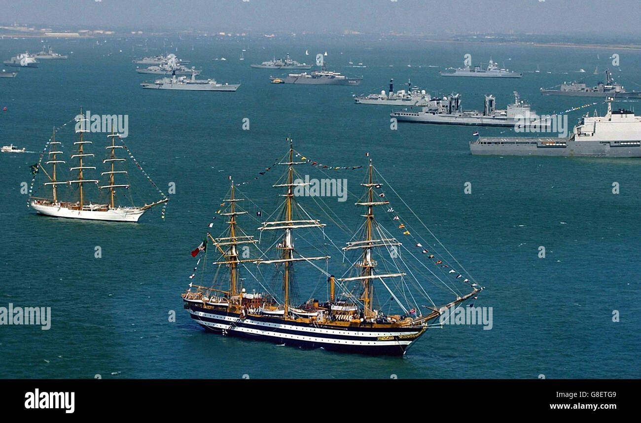 Die Szene im Solent mit dem italienischen Dreimast-Segelschiff Amerigo Vespucci im Vordergrund, wo die Schiffe bei Spithead, vor Portsmouth, für den International Fleet Review ankerten, der von der britischen Königin Elizabeth II von HMS Endurance durchgeführt wird. Neben Kriegsschiffen aus der ganzen Welt gehören zu den versammelten Schiffen auch Hochschiffe, Rettungsboote, Kreuzschiffe und Vertreter aus allen Bereichen der maritimen Industrie. Stockfoto