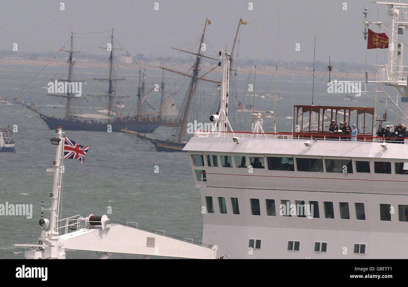 Die Szene im Solent als HMS Endurance Carrying Britain's Queen Elizabeth II (rechts im Bild, in blau) nimmt an der International Fleet Review Teil. Stockfoto