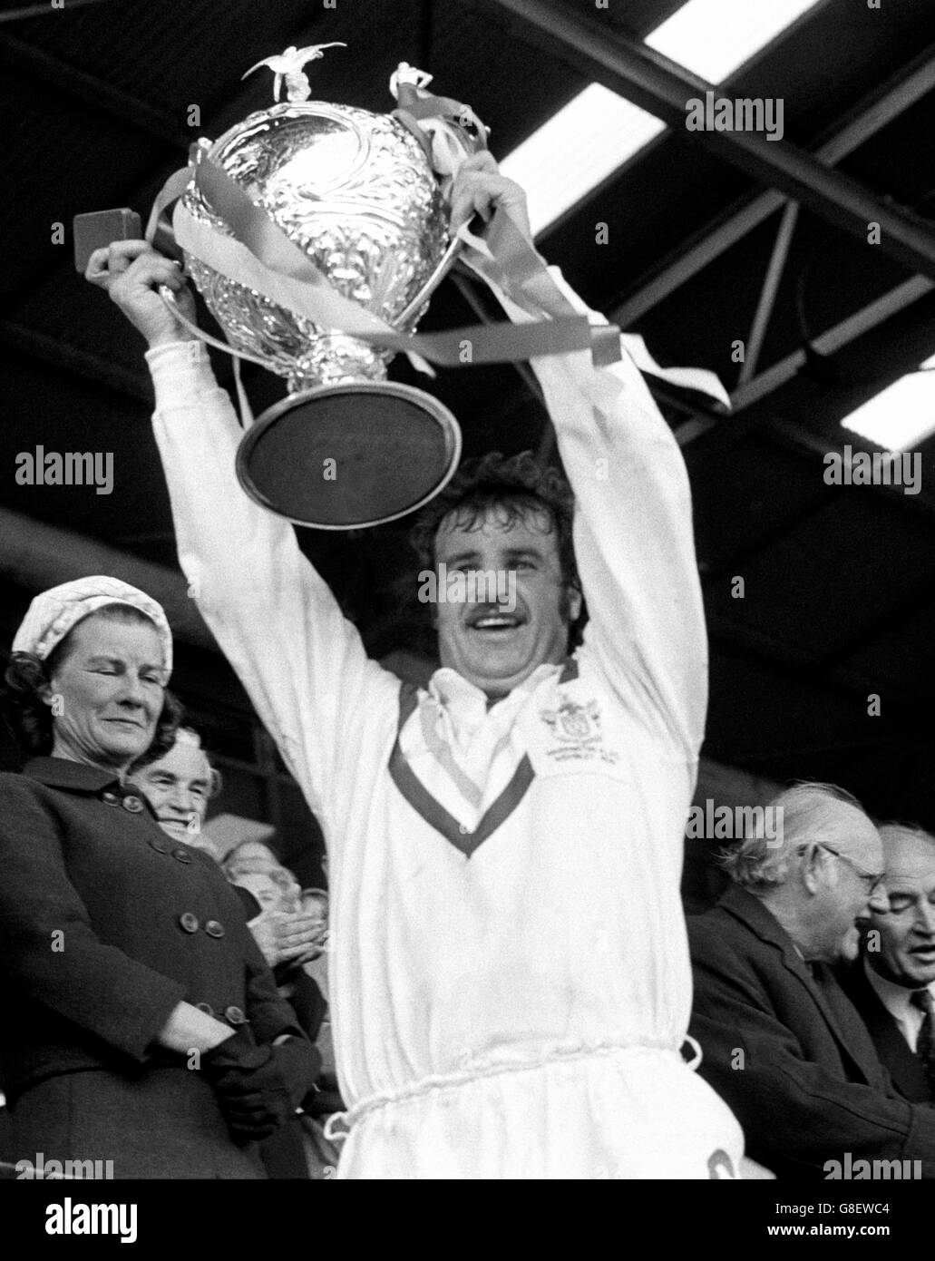 Rugby League - Finale des Challenge Cup - Warrington gegen Featherstone Rovers - Wembley Stadium. Alex Murphy von Warrington hält den Rugby League Challenge Cup nach der Präsentation im Wembley Stadium hoch. Stockfoto