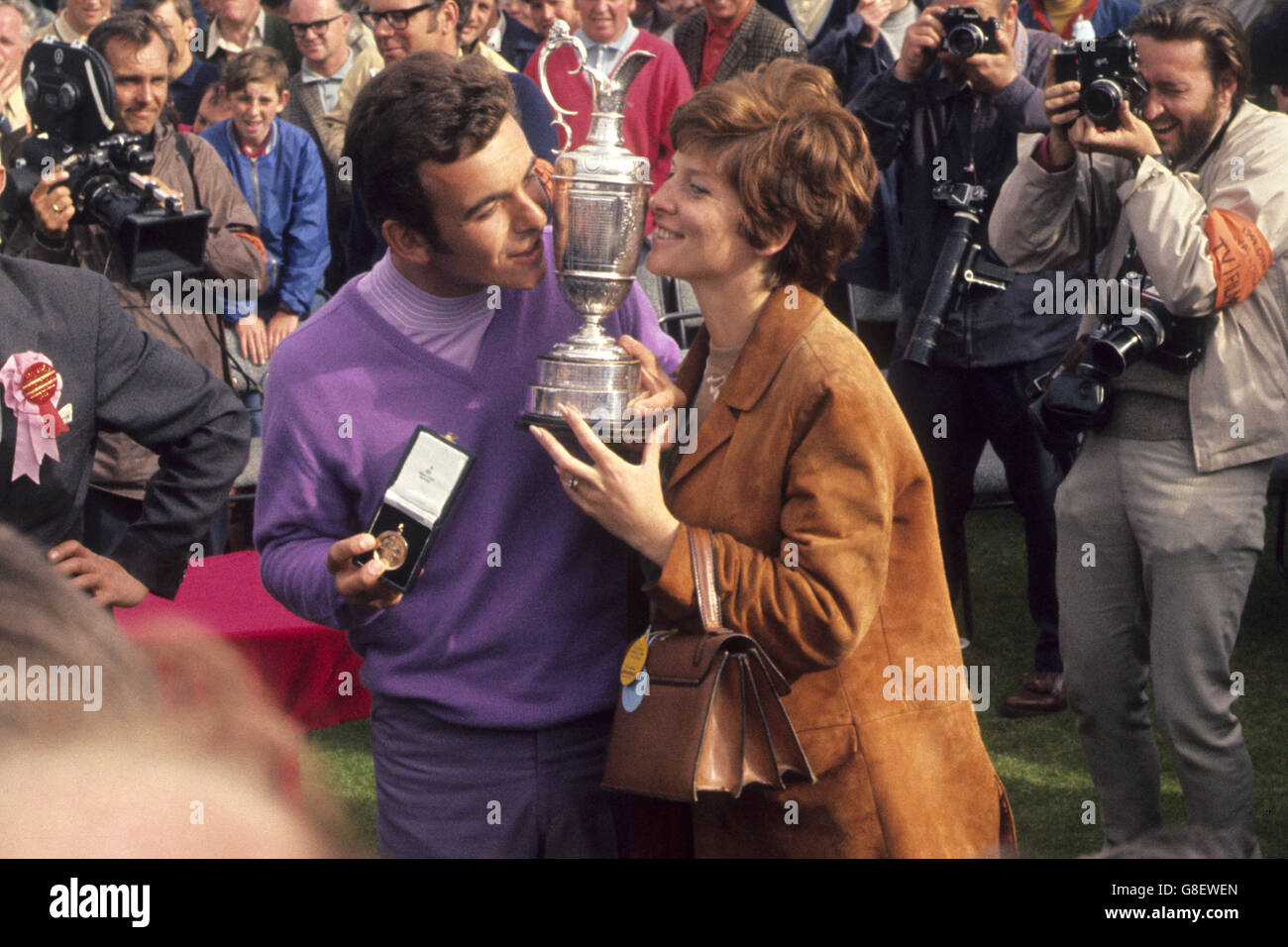 Der Engländer Tony Jacklin feiert mit seiner Frau nach dem Gewinn der Open Championship 1969 im Royal Lytham und St. Annes Golf Club. Stockfoto