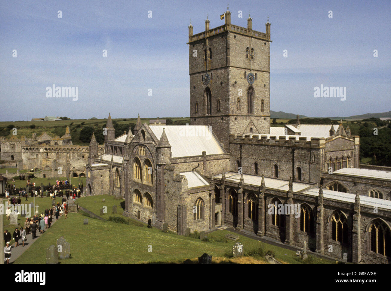 St. David's Cathedral in Wales, beschäftigt mit Menschen, wie der Prinz von Wales besucht auf seiner Tour. Stockfoto