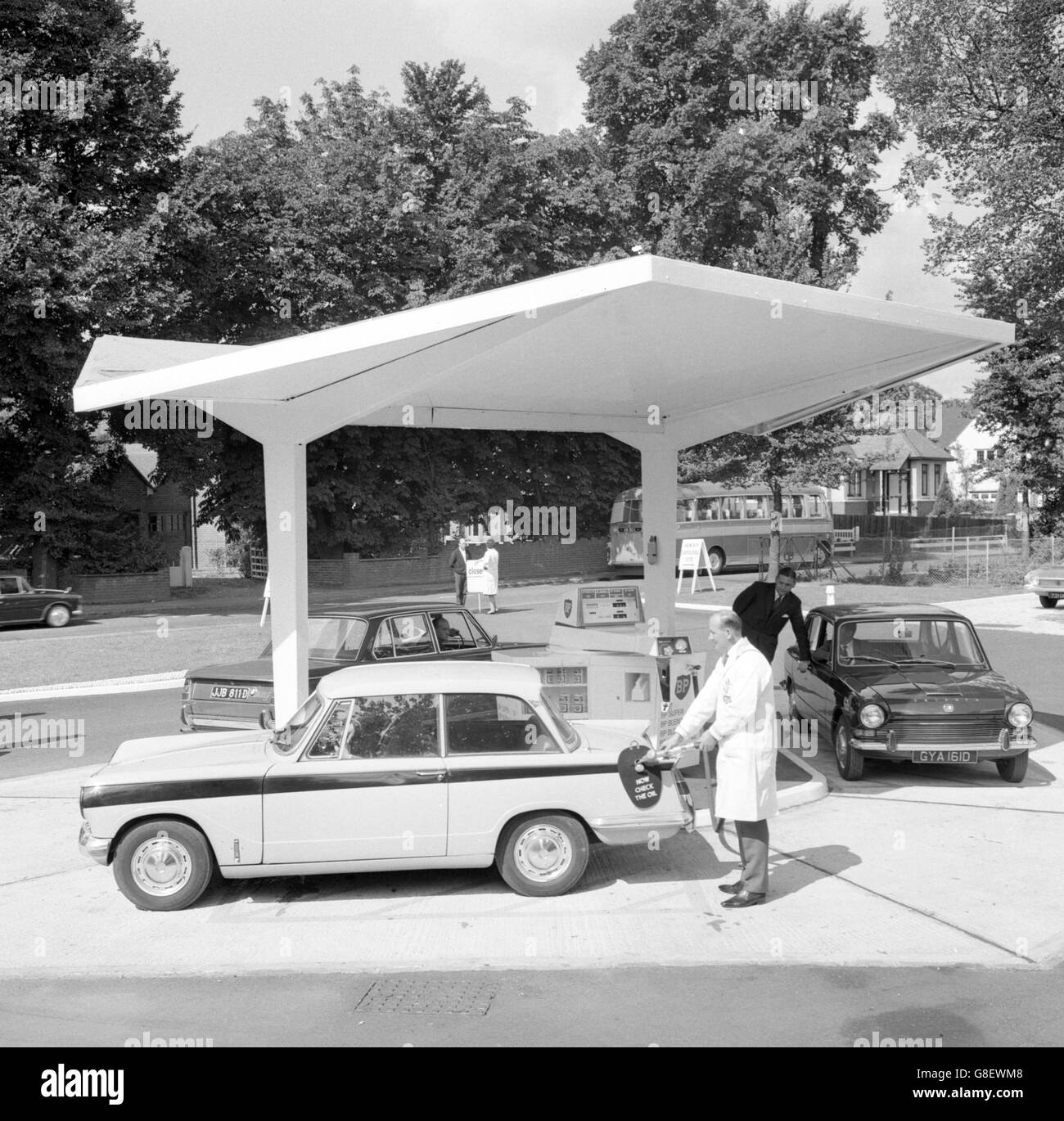 Die weltweit erste Anlage dieser Art, die BP Carousel, eine vier-in-einem-Zapfsäule, in Datchet Green, bei Slough, Buckinghamshire, in Betrieb. Stockfoto