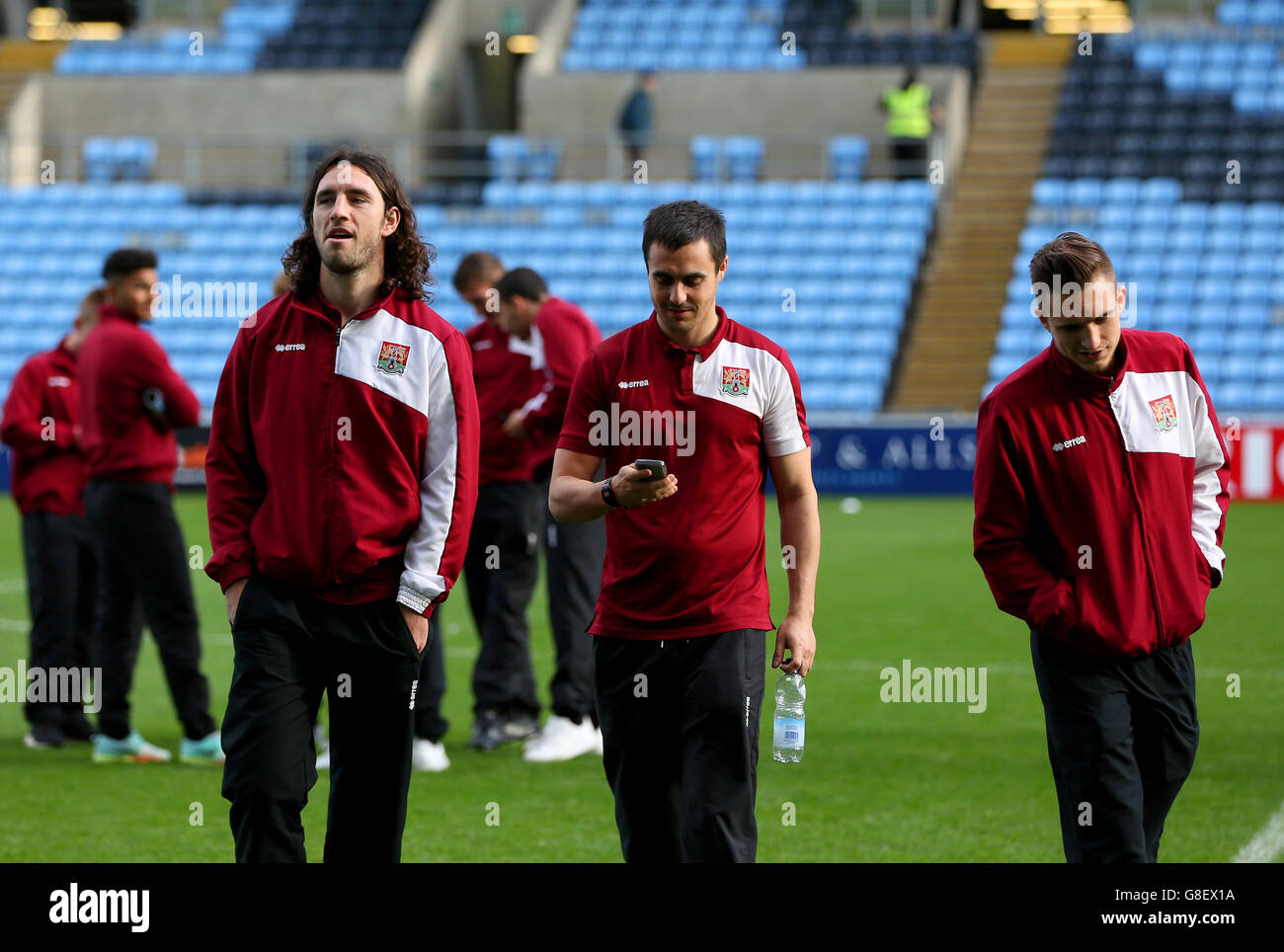 Fußball - Emirates FA Cup - erste Runde - Coventry City / Northampton Town - Ricoh Arena. John-Joe O'Toole von Northampton Town (links), Lawson D'ath (rechts) und Evan Horwood (Mitte) Stockfoto