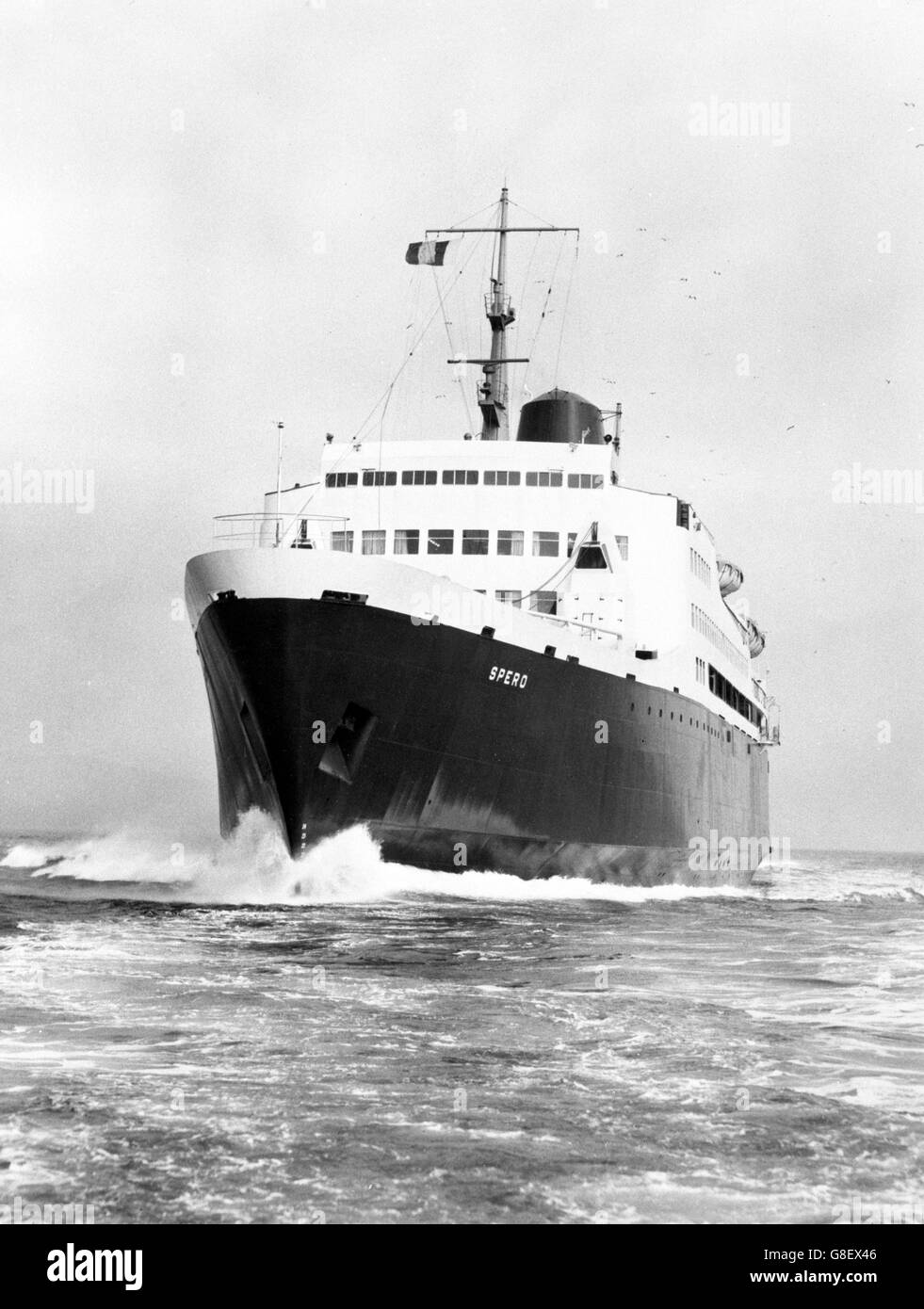 Das Passagierfahrzeug-Containerschiff Spero, eines der fortschrittlichsten britischen konstruierten und im Besitz befindlichen Drive-on/Drive-off-Schiffe, das jemals gebaut wurde, wurde hier während der Geschwindigkeitsversuche auf dem Clyde gesehen. Spero wurde für Ellermans Wilson Line Limited für den Einsatz in der England-Schweden-Linie gebaut. Stockfoto