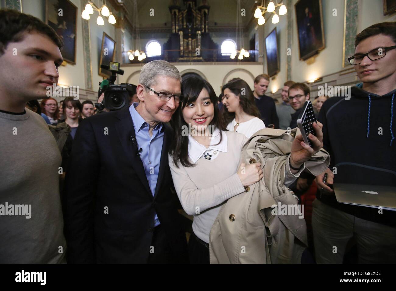 Apple-Chef Tim Cook (links) posiert für Selfies mit Studenten am Trinity College in Dublin, wo er mit der Gold Medal of Honorary Patronage von Trinity philosophische Gesellschaft, wie Apple ist es, 1,000 Arbeitsplätze in Irland zu schaffen, das Land der staatlichen Investmentagentur hat gesagt. Stockfoto