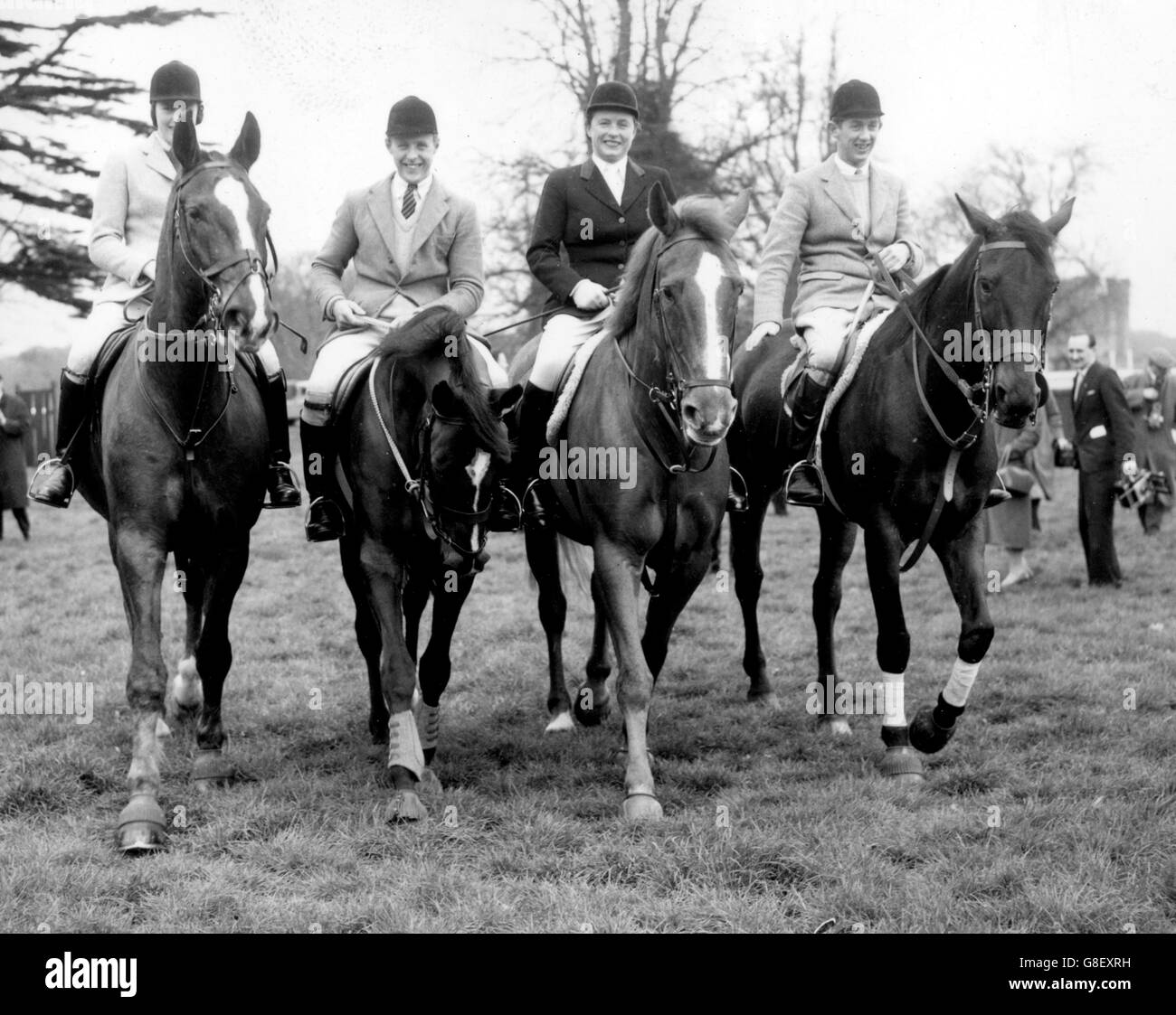 Im Schloss Arundel, Sussex, sind vier der sieben Reiter zu sehen, die Einladungen der British Show Jumping Association angenommen haben, um sich für die Pferdesport-Veranstaltungen bei den Olympischen Spielen, die später im Jahr in Rom stattfinden, zu trainieren. (l-r) Miss Ann Townsend, 19, aus South Farm, Southrop, Lechlade, Gloucestershire, über 'Bandit IV', David Barker, 24, aus Bilbrough Grange, Yorkshire, über 'Franco', Miss Pat Smythe, 31, aus Stroud, Gloucester, über 'Flanagan' und David Broome, 19, aus Chepstow, Monmouthshire III, über 'Wildfire'. Stockfoto