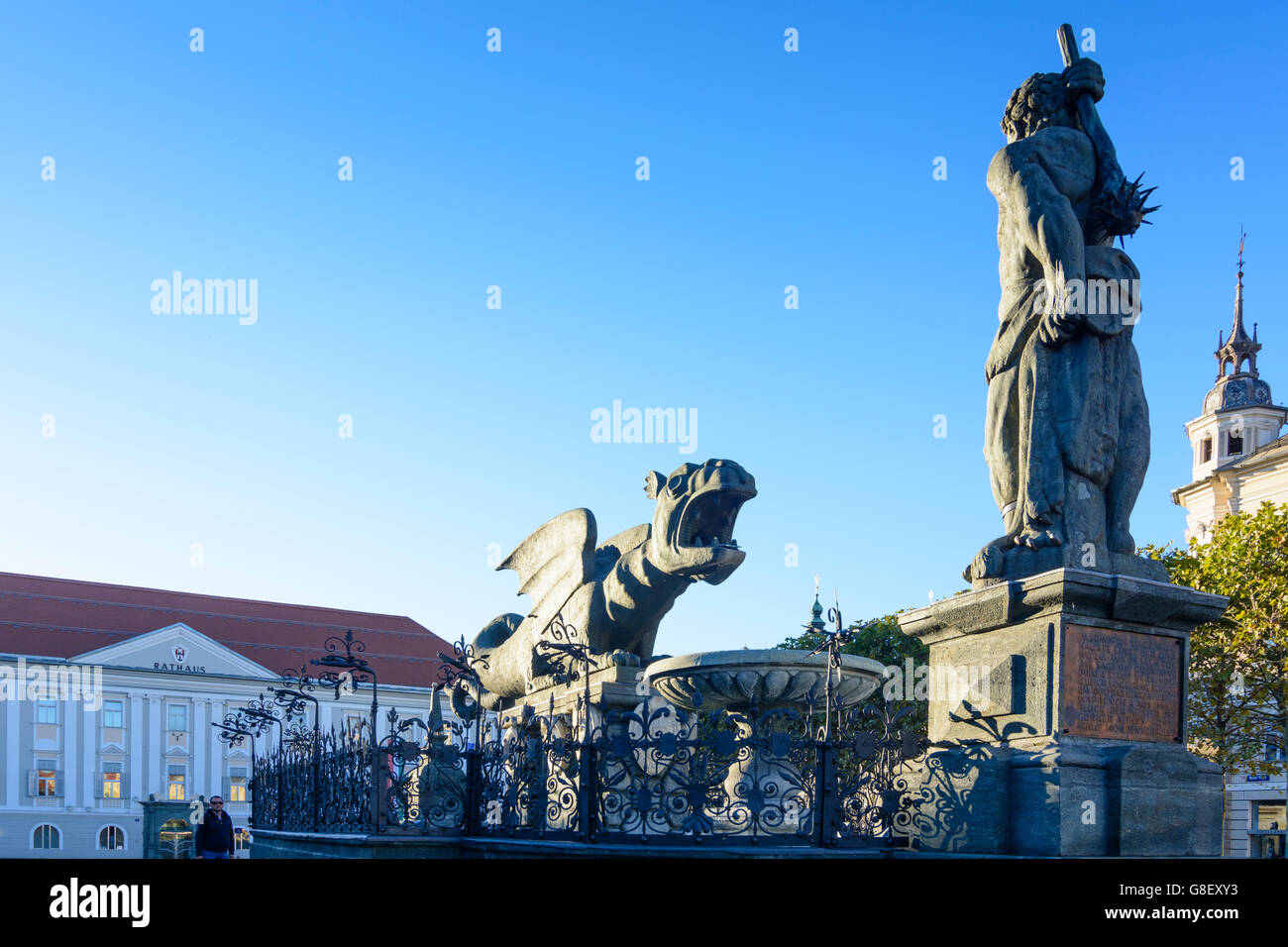 Lindwurmbrunnen mit Herkules, im Hintergrund das Rathaus Klagenfurt bin Wörthersee, Österreich, Kärnten, Carinthia, Stockfoto