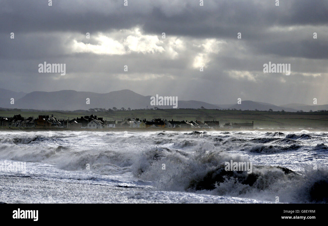 Sonnenwellen brechen durch die Wolken über dem Dorf Allonby in Cumbria, als das Ende des Sturms Abigail die Küste trifft. Stockfoto