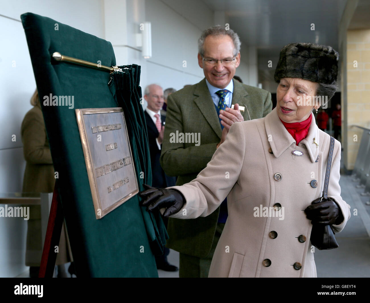 Prinzessin Anne eröffnet die Princess Royal Tribüne am ersten Tag der Open auf der Pferderennbahn Cheltenham in Cheltenham. Stockfoto