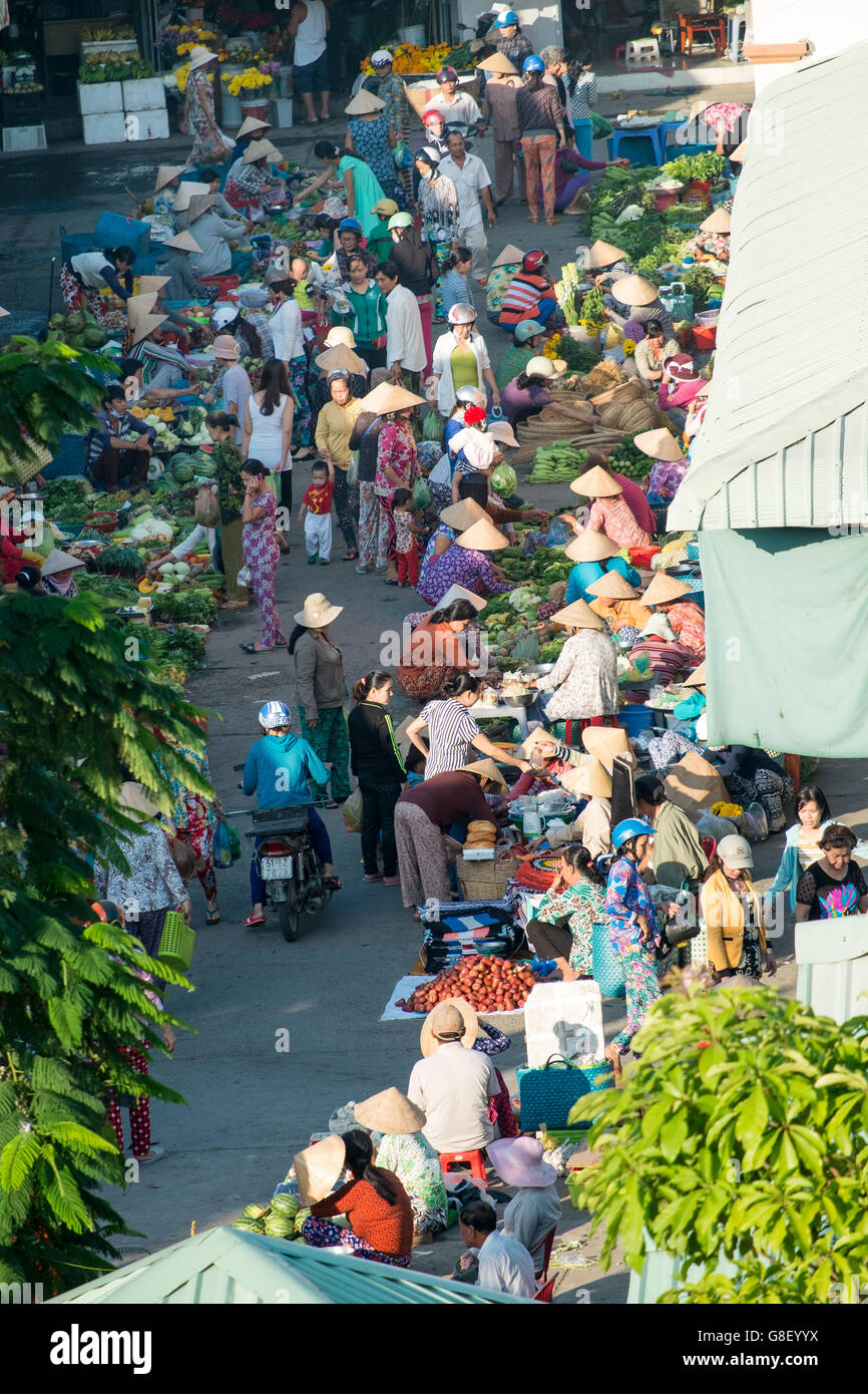 Erhöhte Ansicht einer provinziellen Street Market Verkauf von lokalen Produkten, Mekong Delta, Vietnam Stockfoto