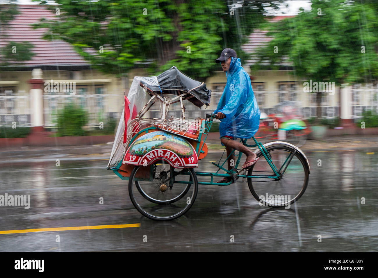 Fahrradrikscha im Regen Stockfoto