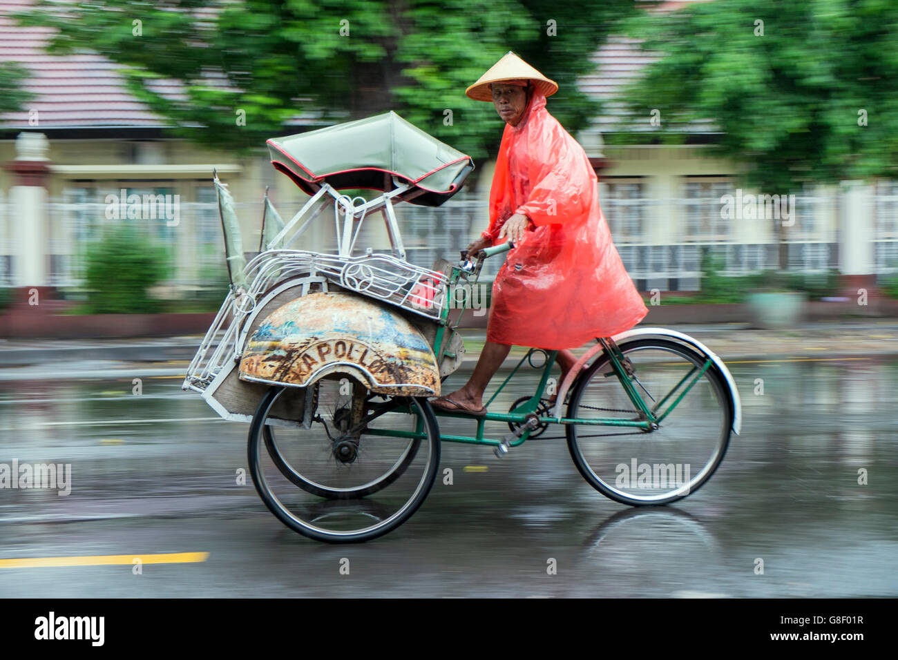 Ein Becak oder Zyklus Rikscha im Regen in Indonesien Stockfoto
