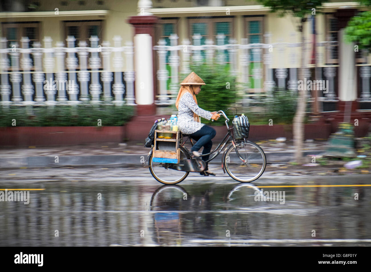 Fahrradrikscha im Regen Stockfoto