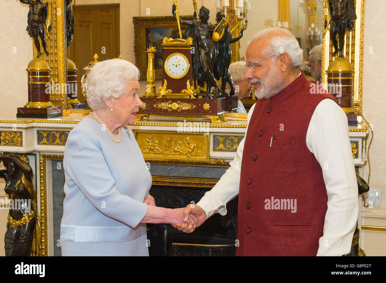 Königin Elizabeth II. Trifft am zweiten Tag seines Besuchs in Großbritannien den indischen Premierminister Narendra Modi im Buckingham Palace in London. Stockfoto