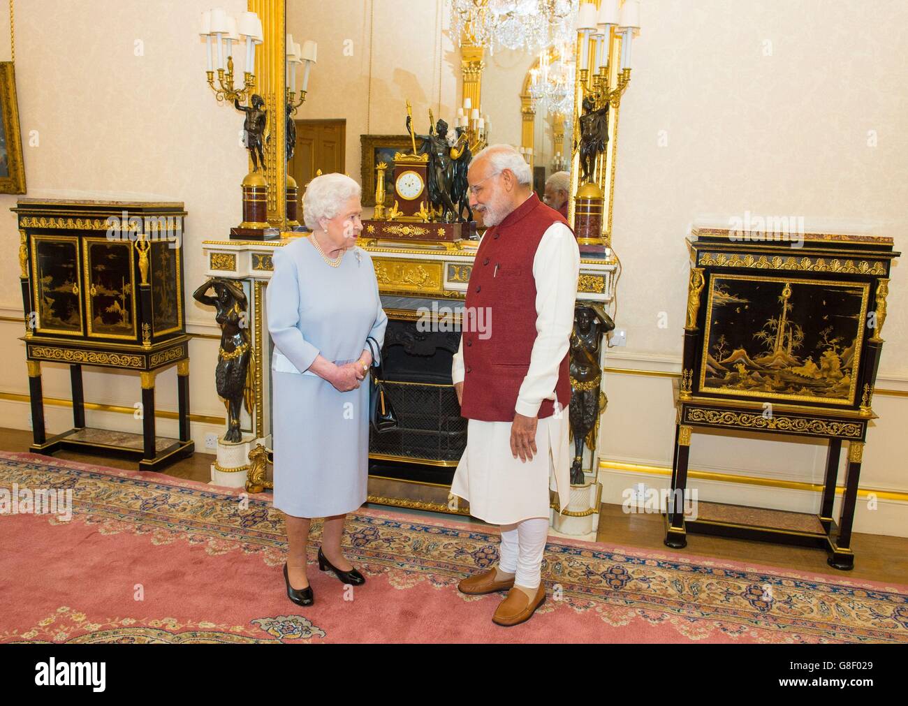 Königin Elizabeth II. Trifft am zweiten Tag seines Besuchs in Großbritannien den indischen Premierminister Narendra Modi im Buckingham Palace in London. Stockfoto
